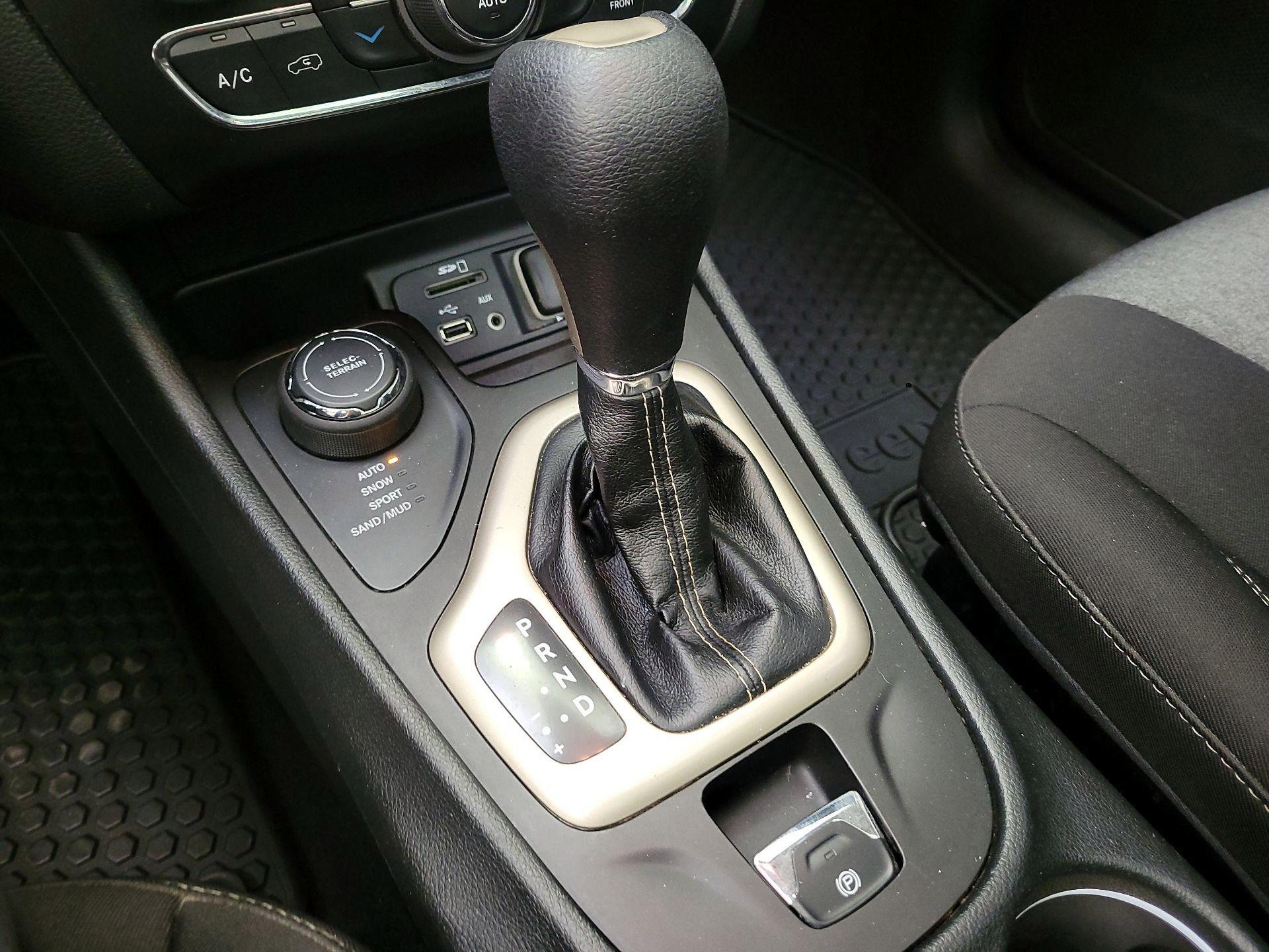 Thumbnail: 2014 Jeep Cherokee - 17