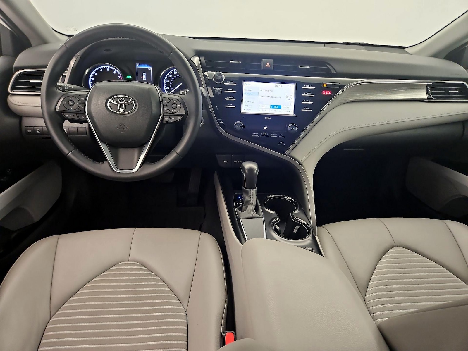 2020 Toyota Camry SE - Photo 10
