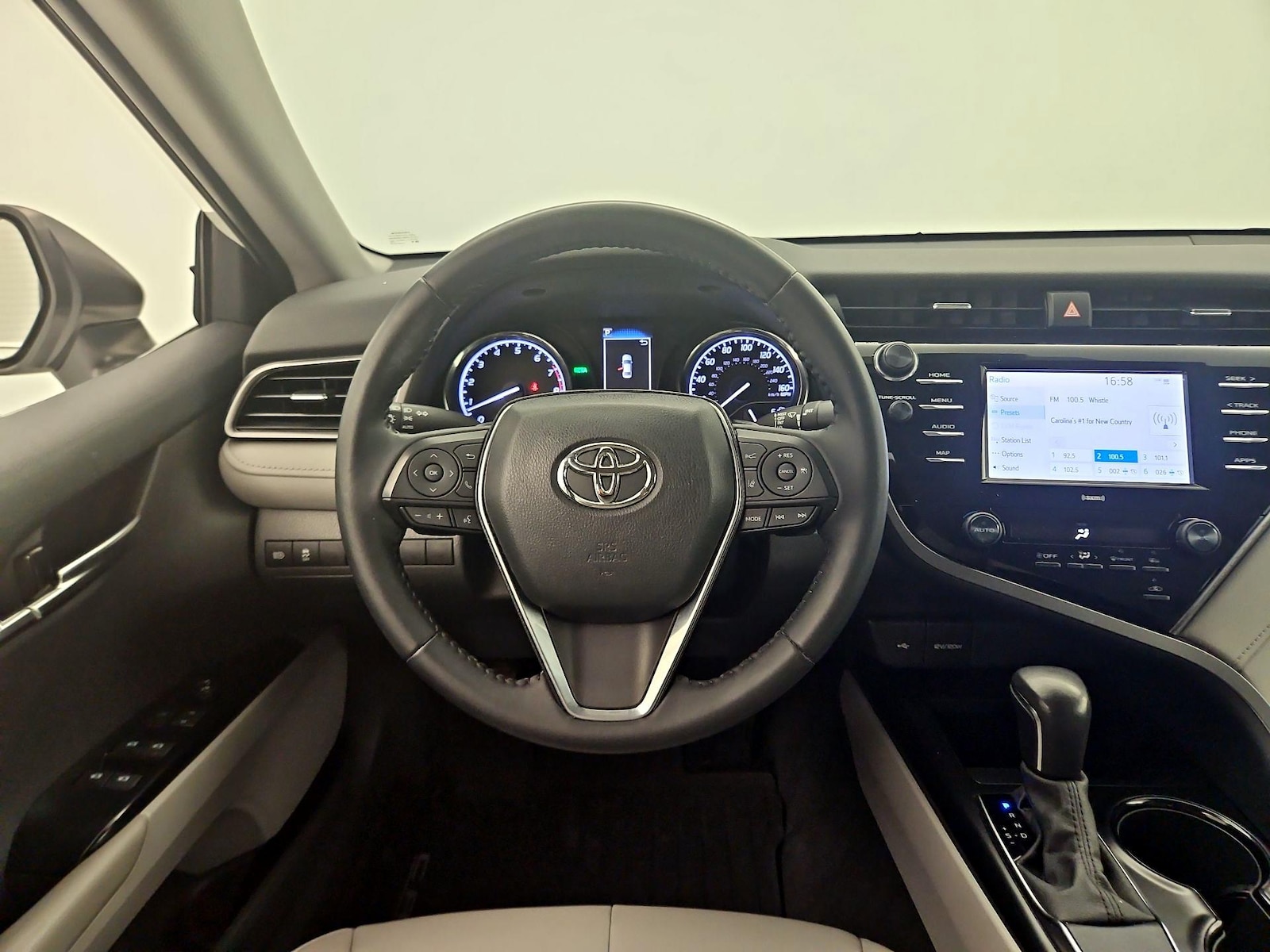 2020 Toyota Camry SE - Photo 11