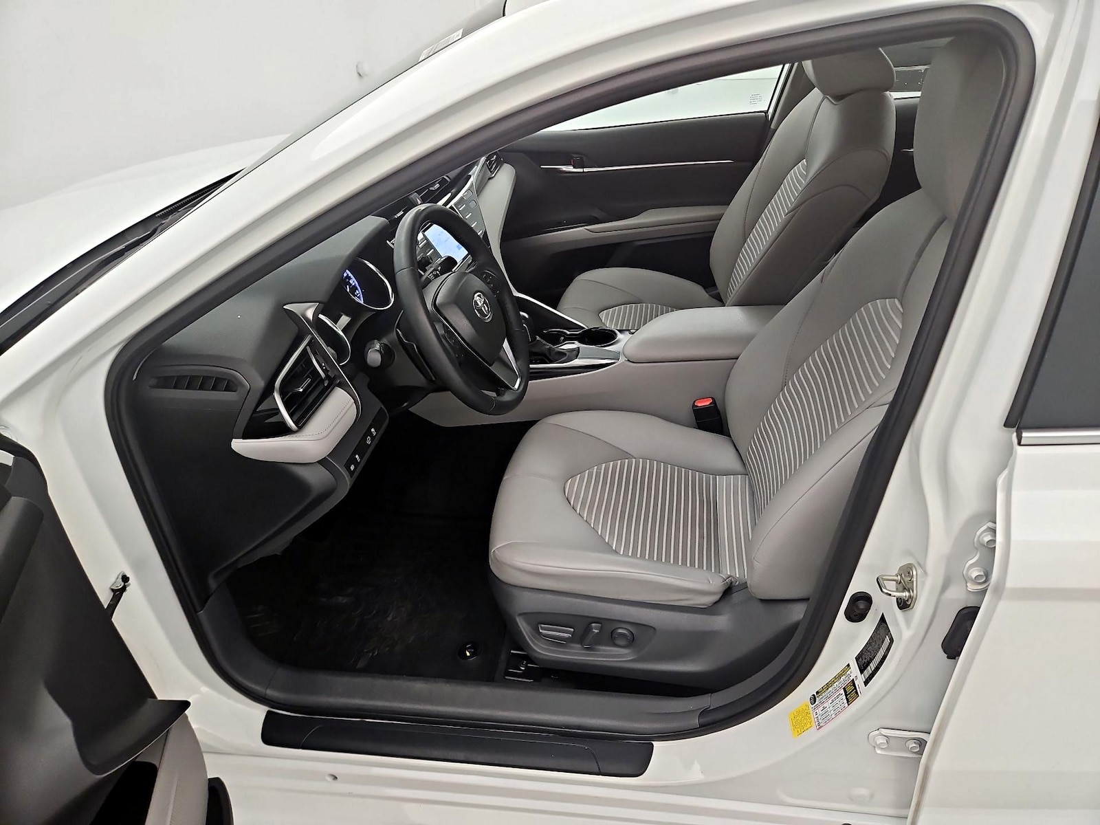 2020 Toyota Camry SE - Photo 12