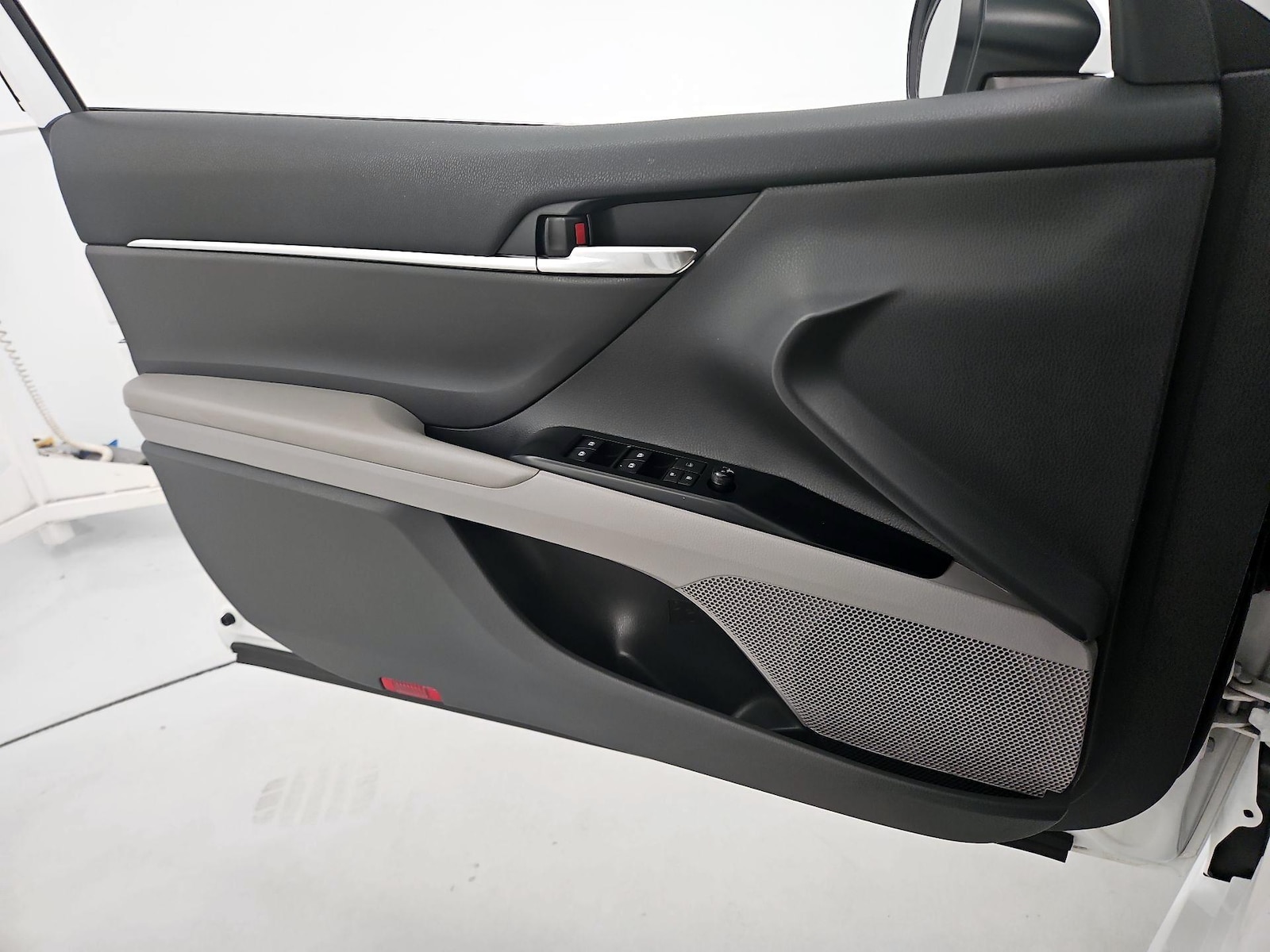 2020 Toyota Camry SE - Photo 13