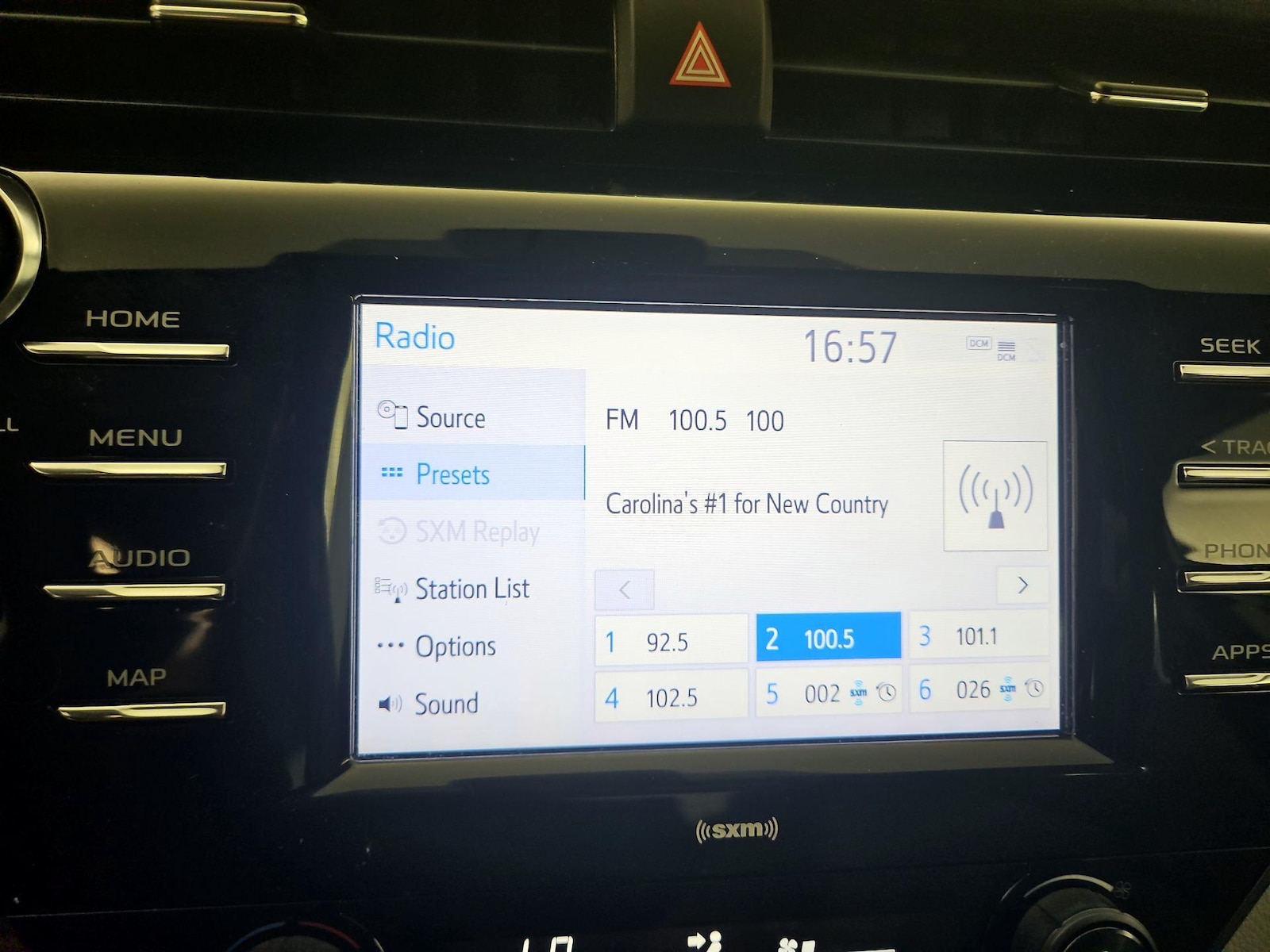 2020 Toyota Camry SE - Photo 16