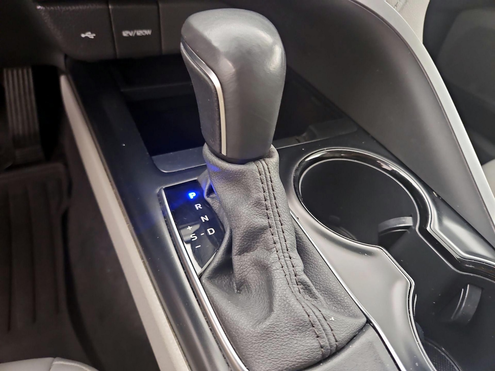 2020 Toyota Camry SE - Photo 18