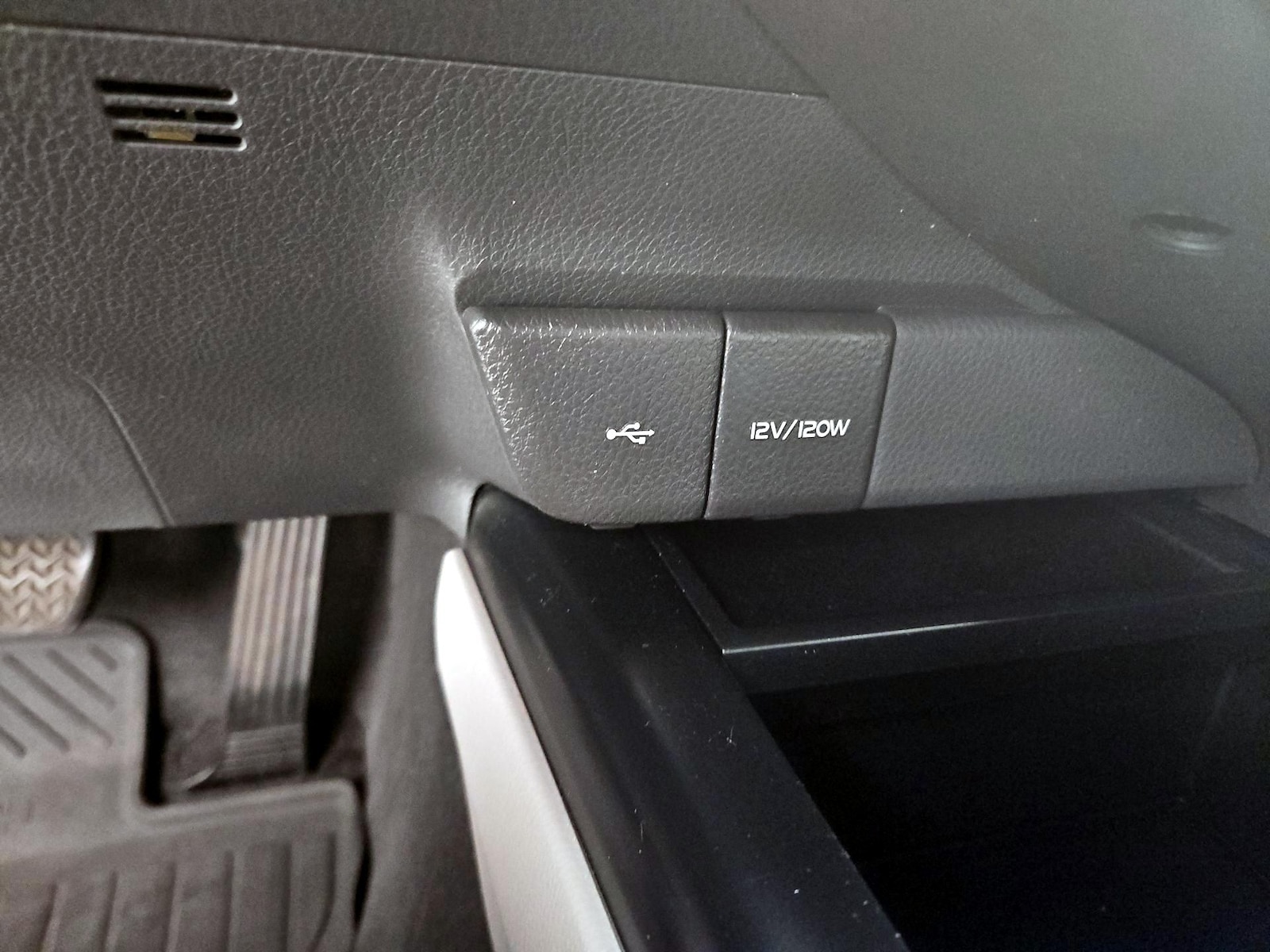 2020 Toyota Camry SE - Photo 19