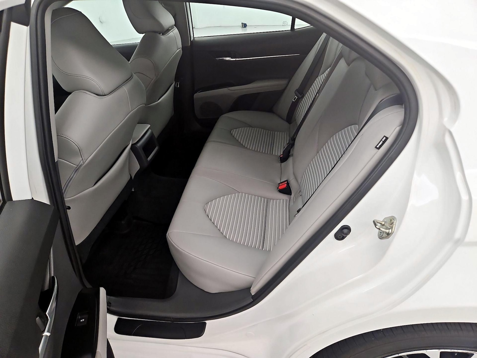 2020 Toyota Camry SE - Photo 20