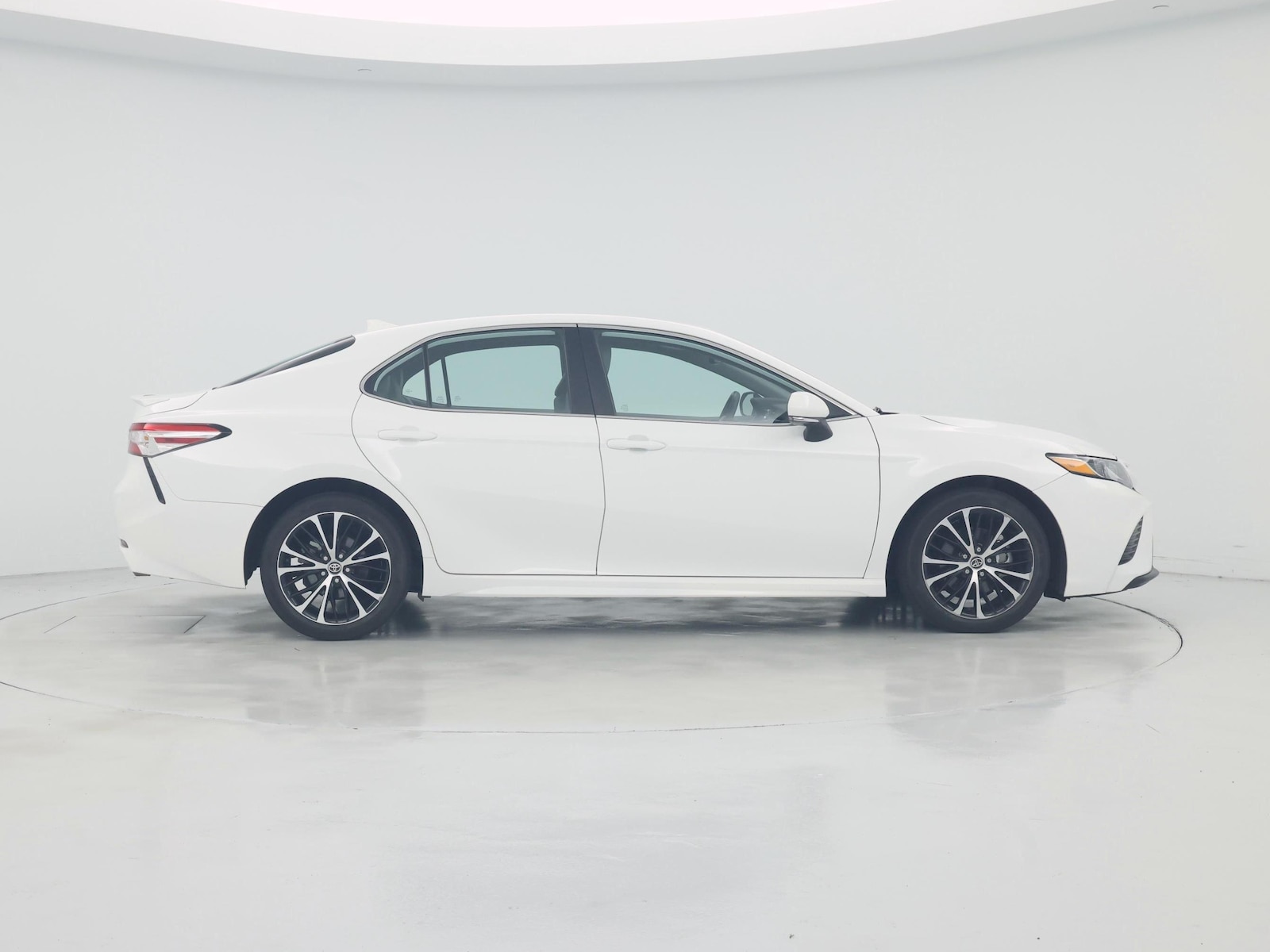 2020 Toyota Camry SE - Photo 8