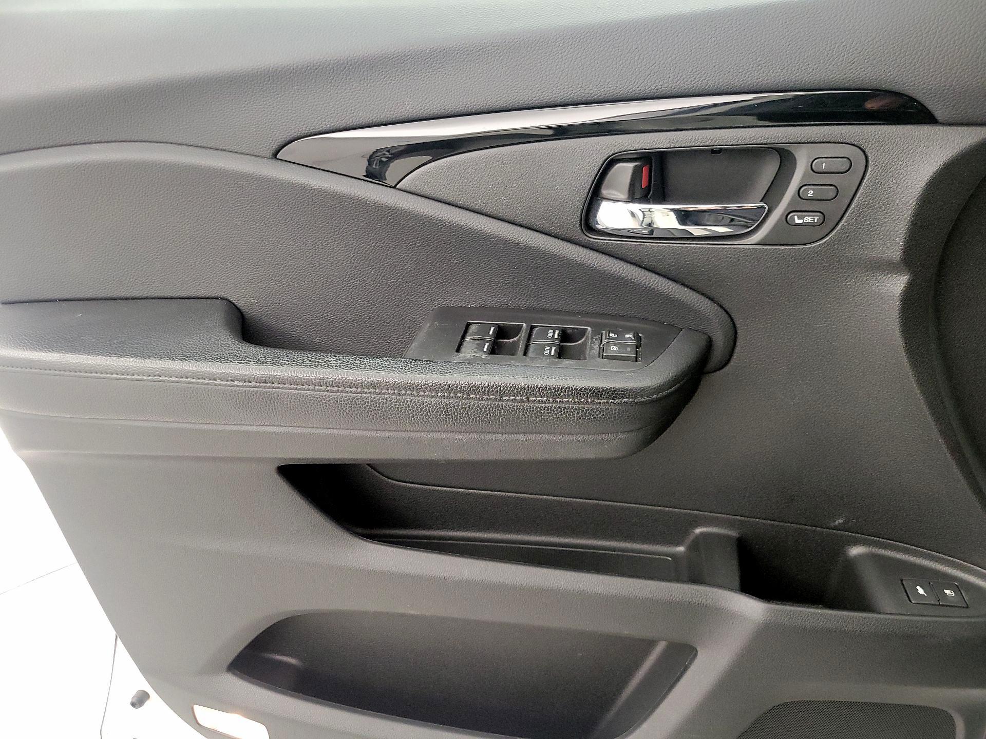 Thumbnail: 2018 Honda Pilot - 12