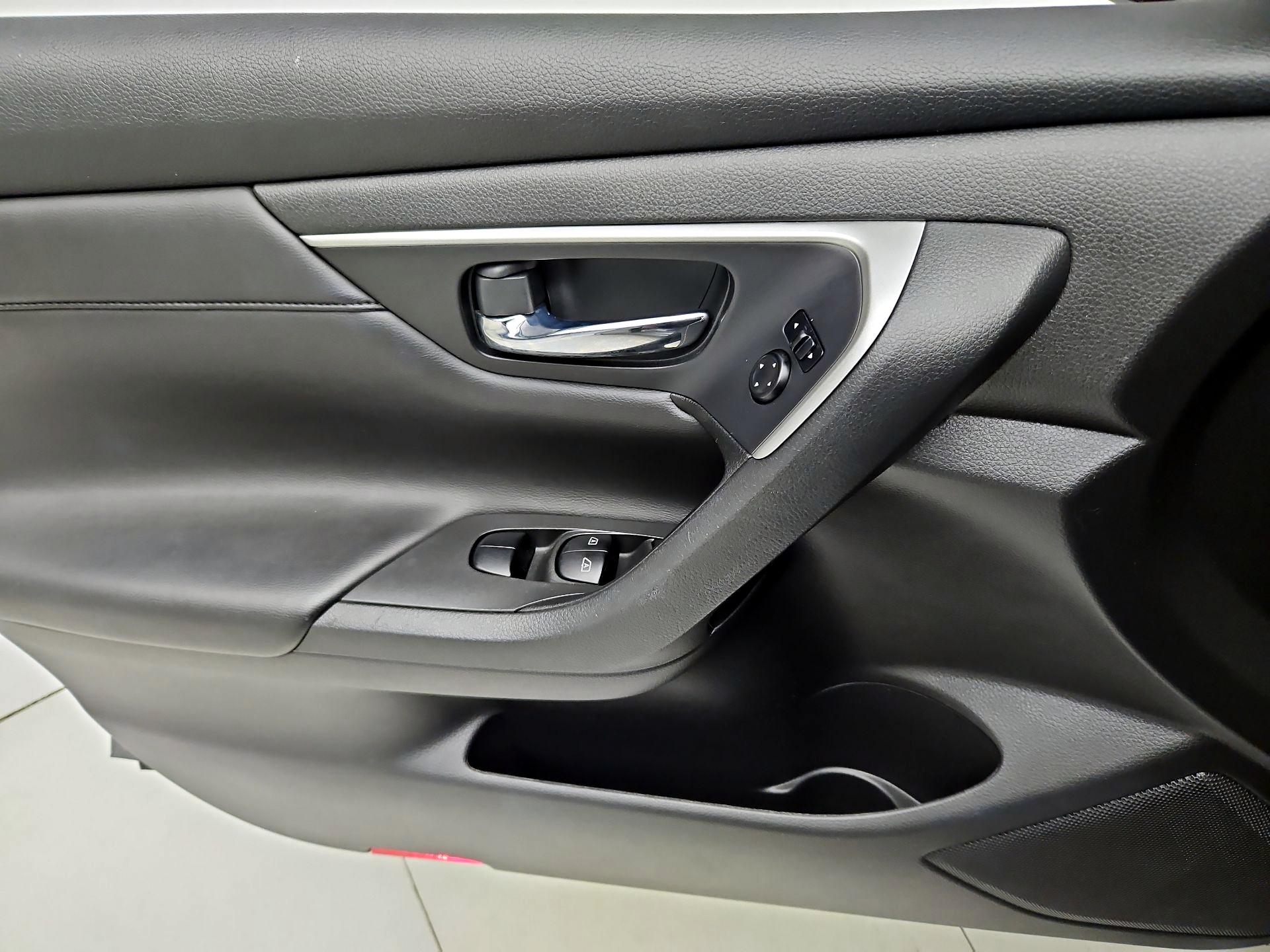 Thumbnail: 2015 Nissan Altima - 12
