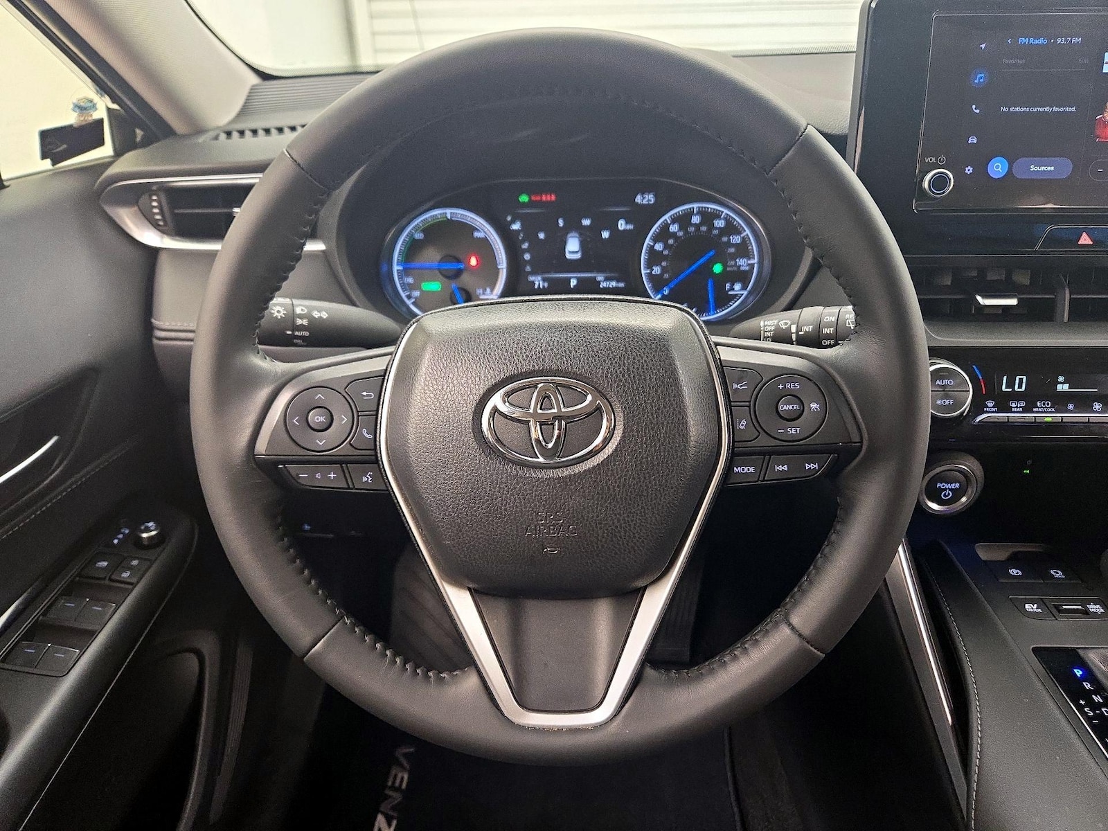 2024 Toyota Venza LE - Photo 11