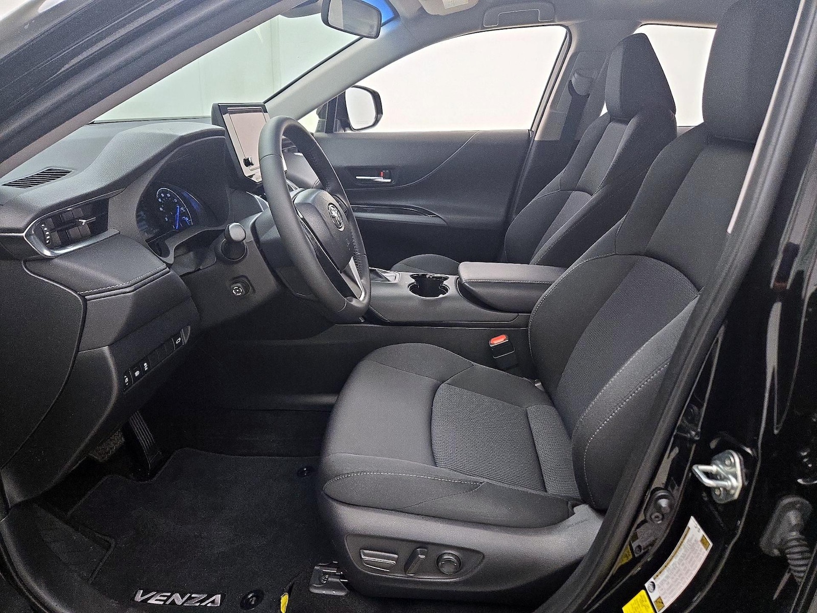 2024 Toyota Venza LE - Photo 12