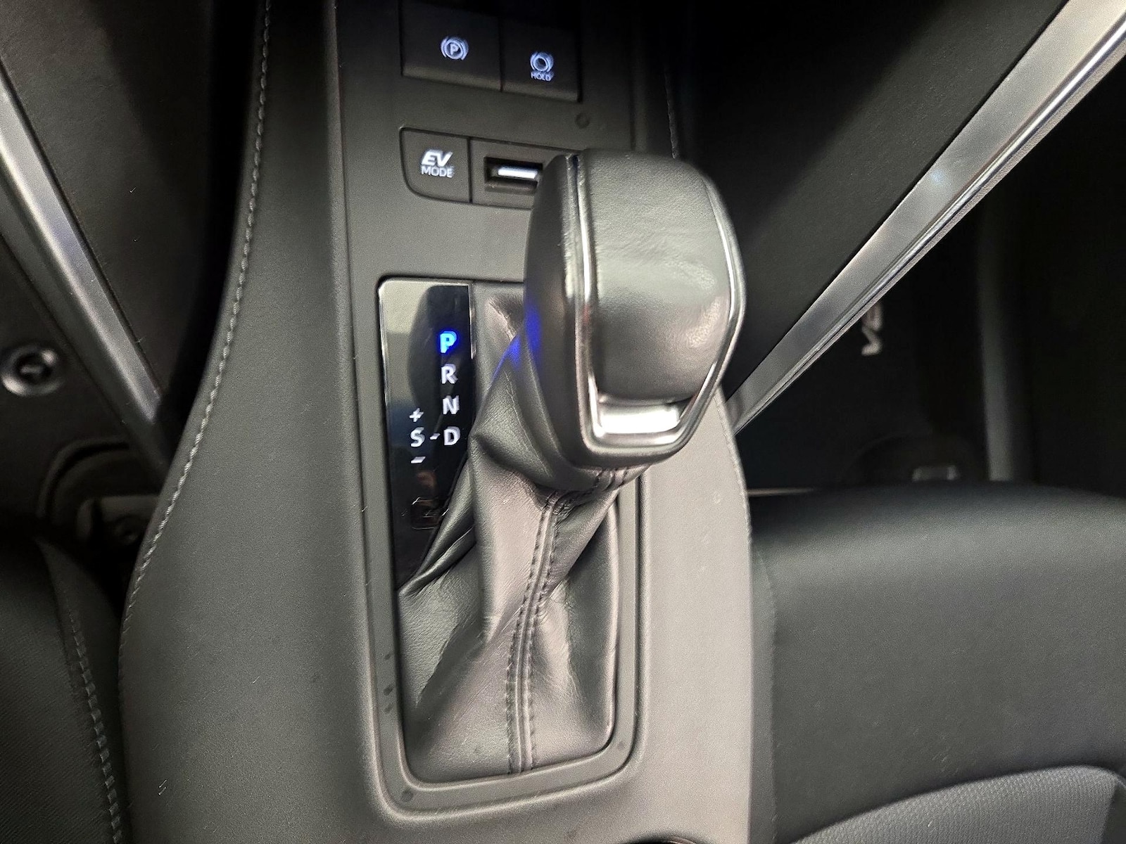 2024 Toyota Venza LE - Photo 16