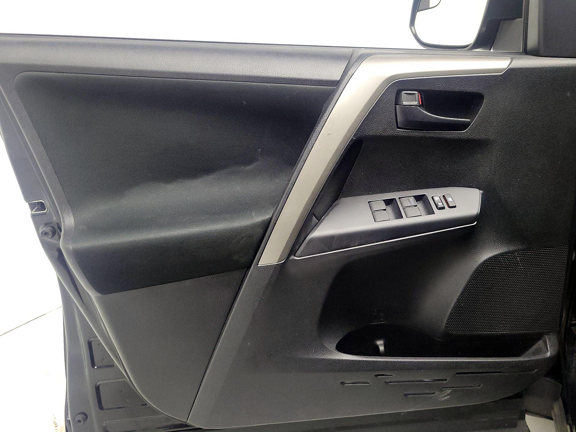 Thumbnail: 2016 Toyota RAV4 - 12