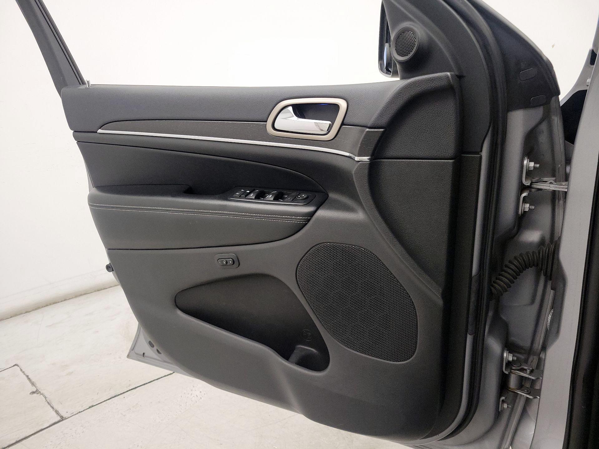 Thumbnail: 2016 Jeep Grand Cherokee - 12