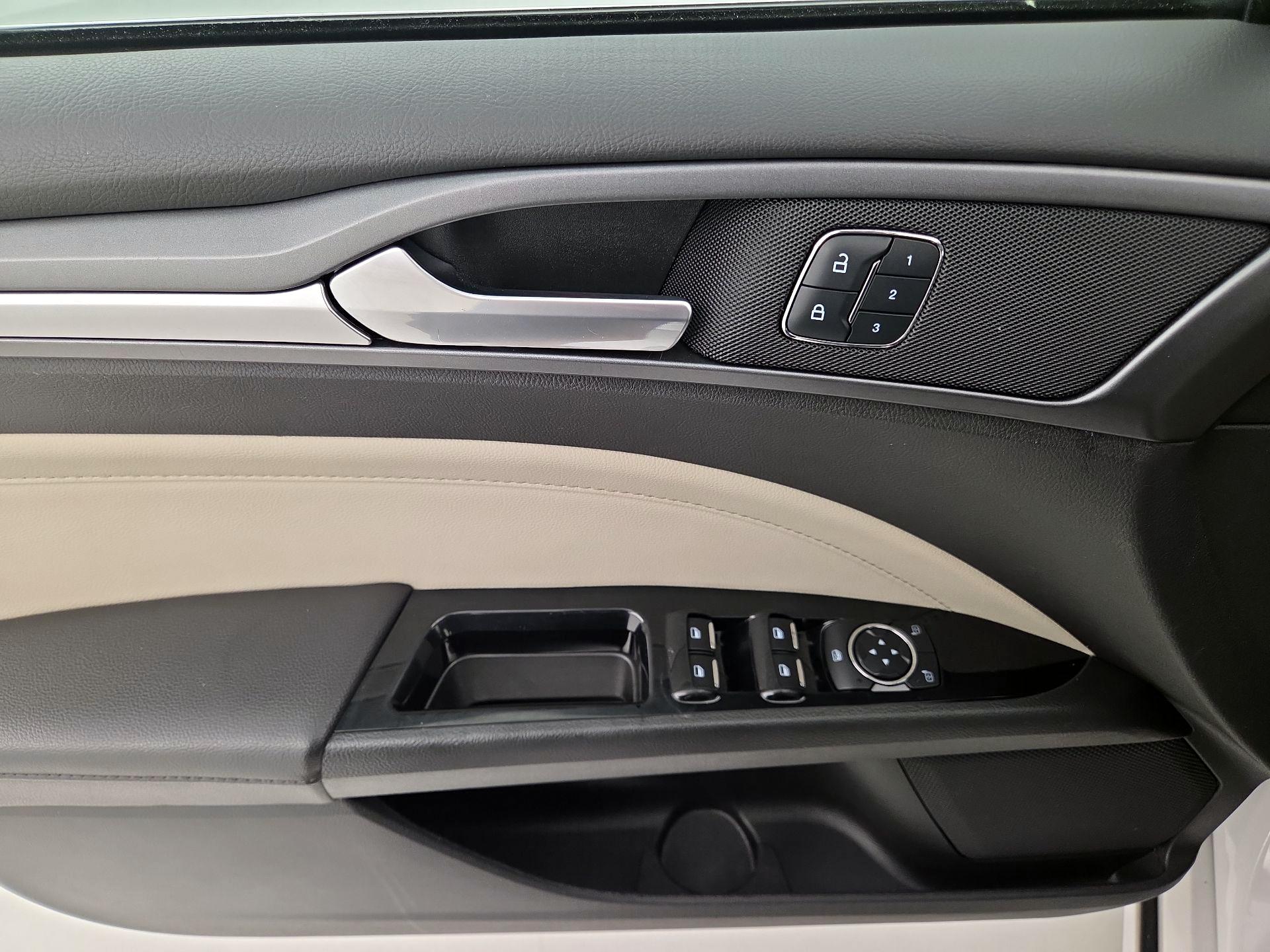 Thumbnail: 2016 Ford Fusion - 12