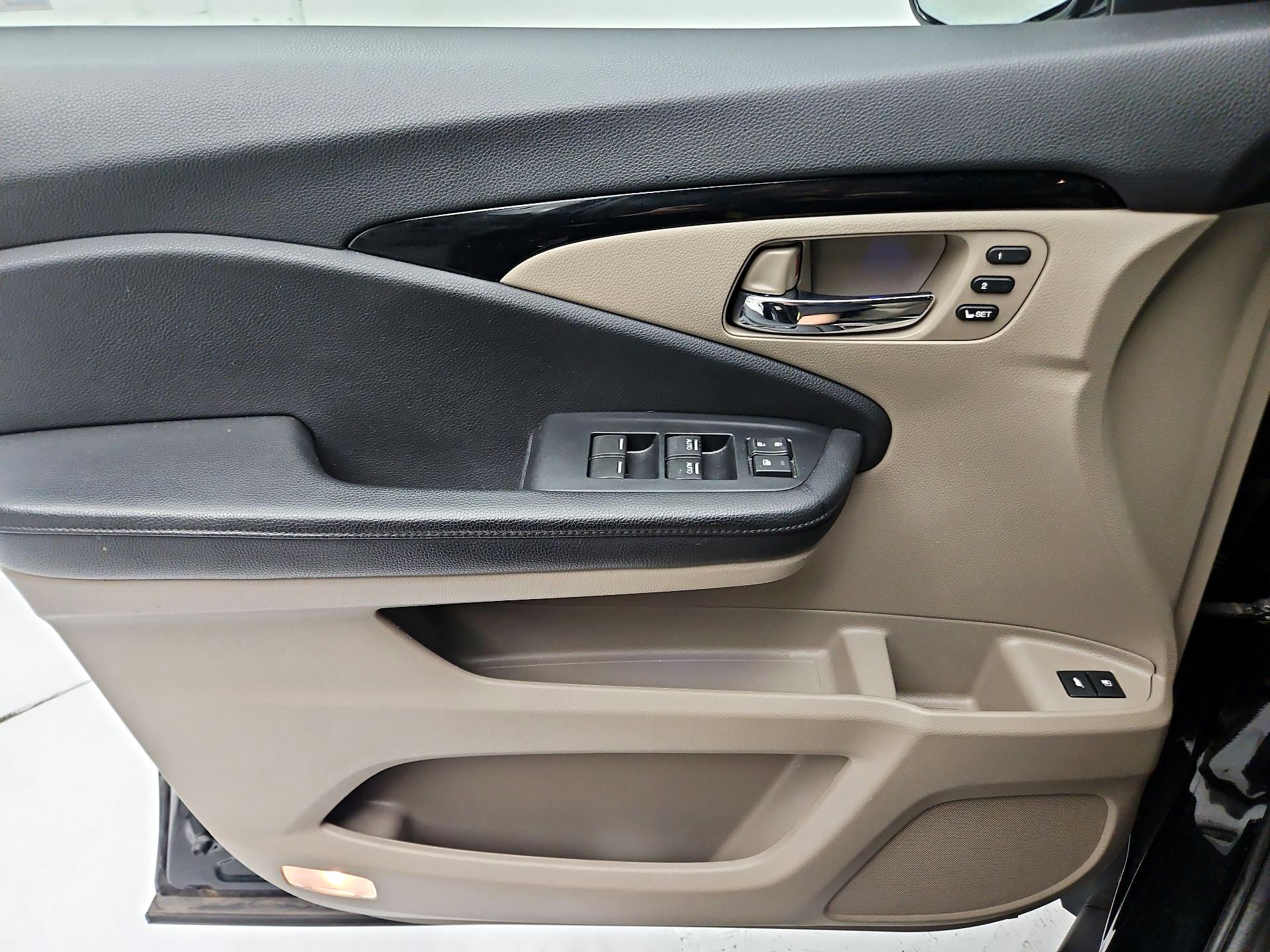 Thumbnail: 2019 Honda Pilot - 12