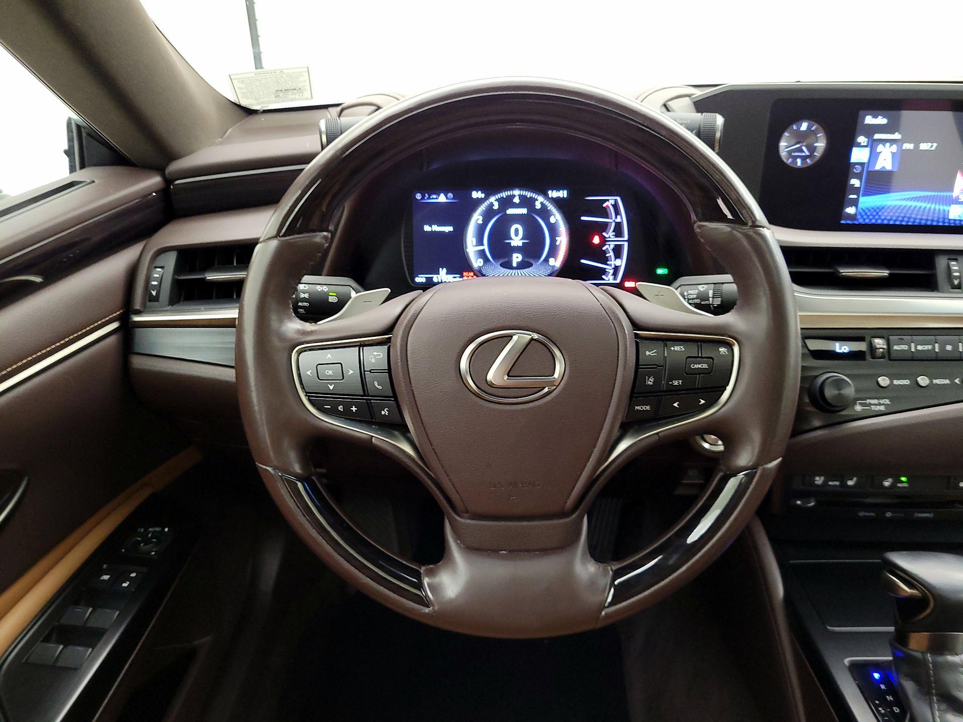 Thumbnail: 2020 Lexus ES - 10