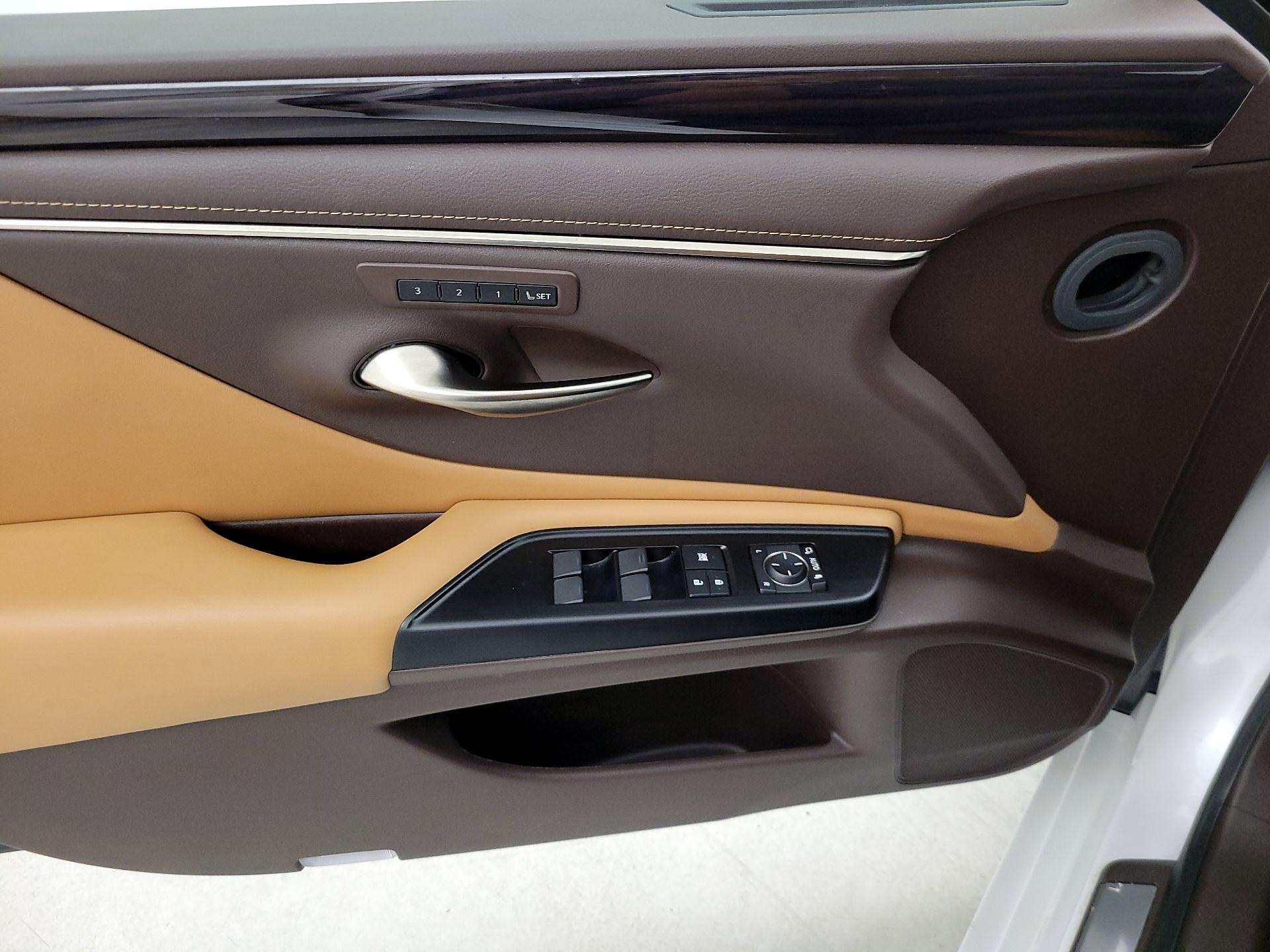 Thumbnail: 2020 Lexus ES - 12