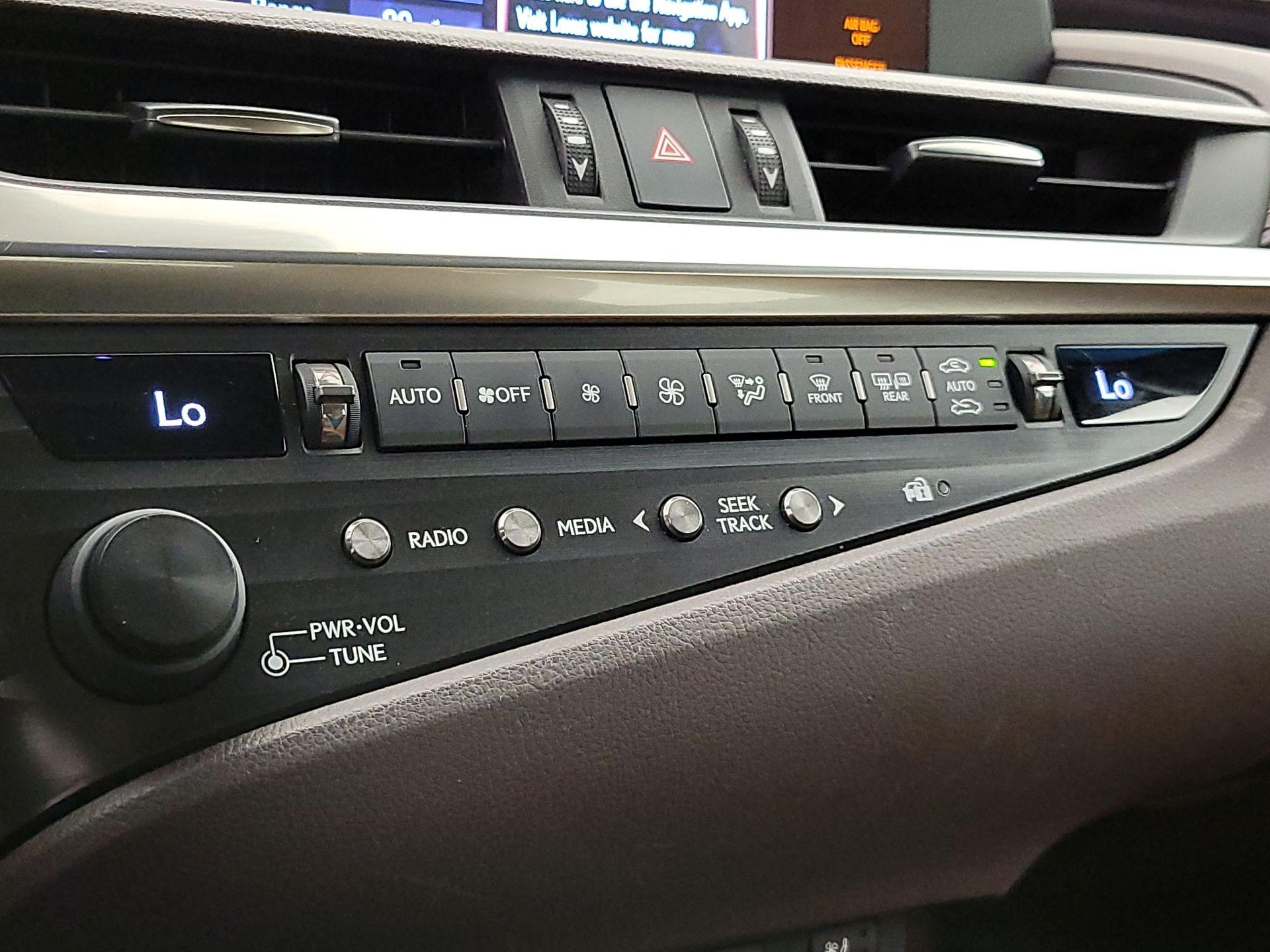 Thumbnail: 2020 Lexus ES - 16