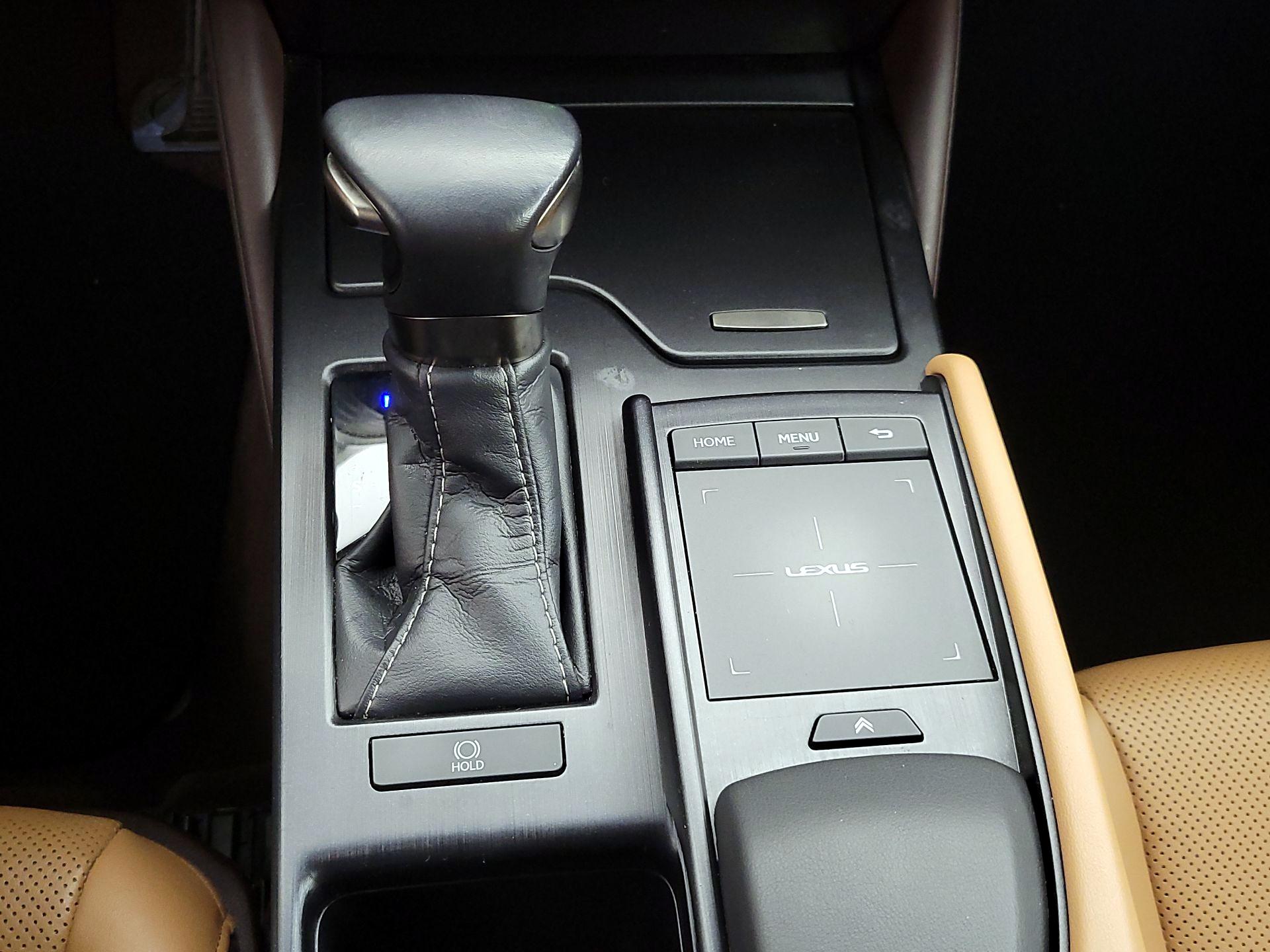 Thumbnail: 2020 Lexus ES - 17