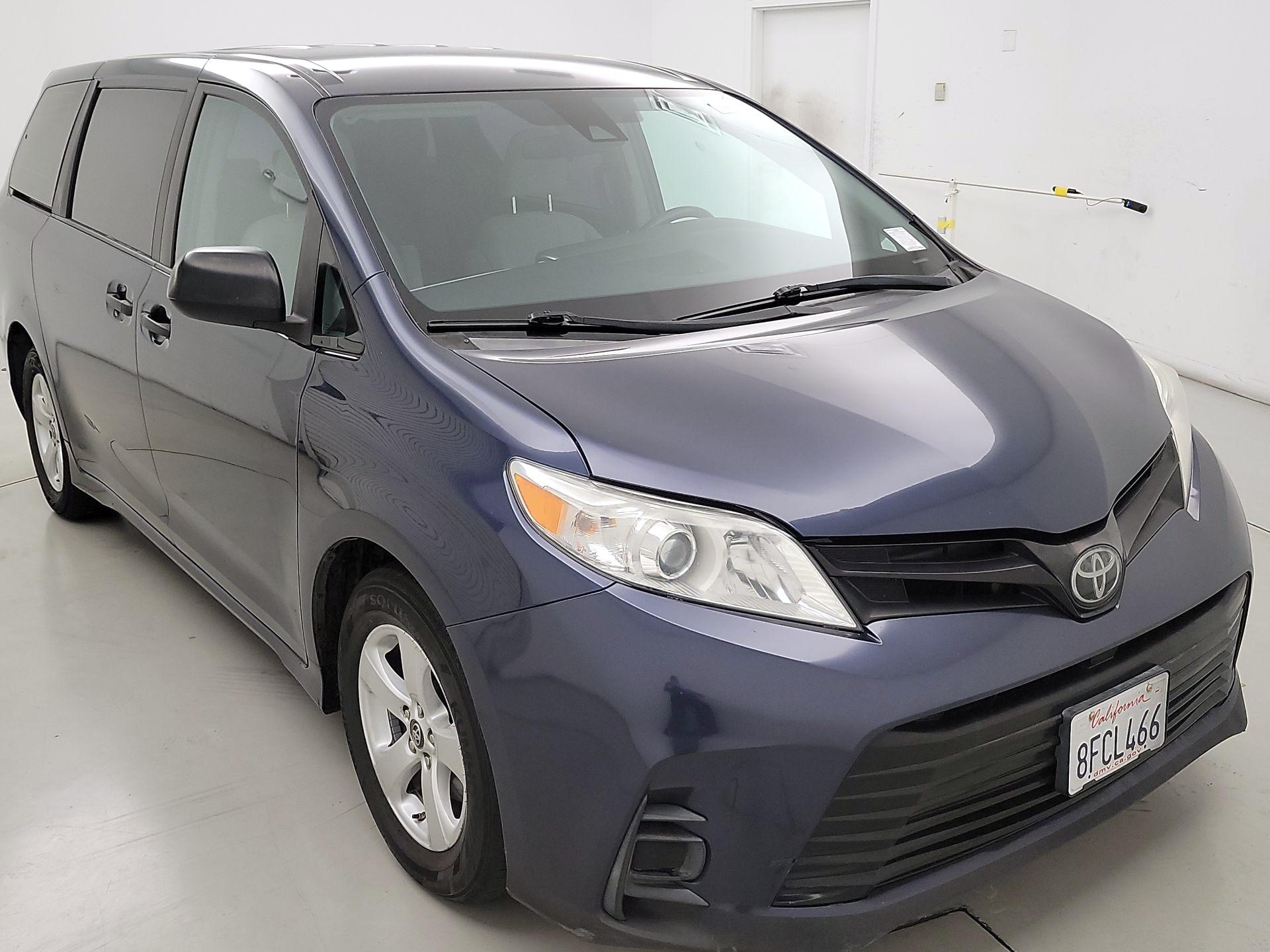 Thumbnail: 2018 Toyota Sienna - 1