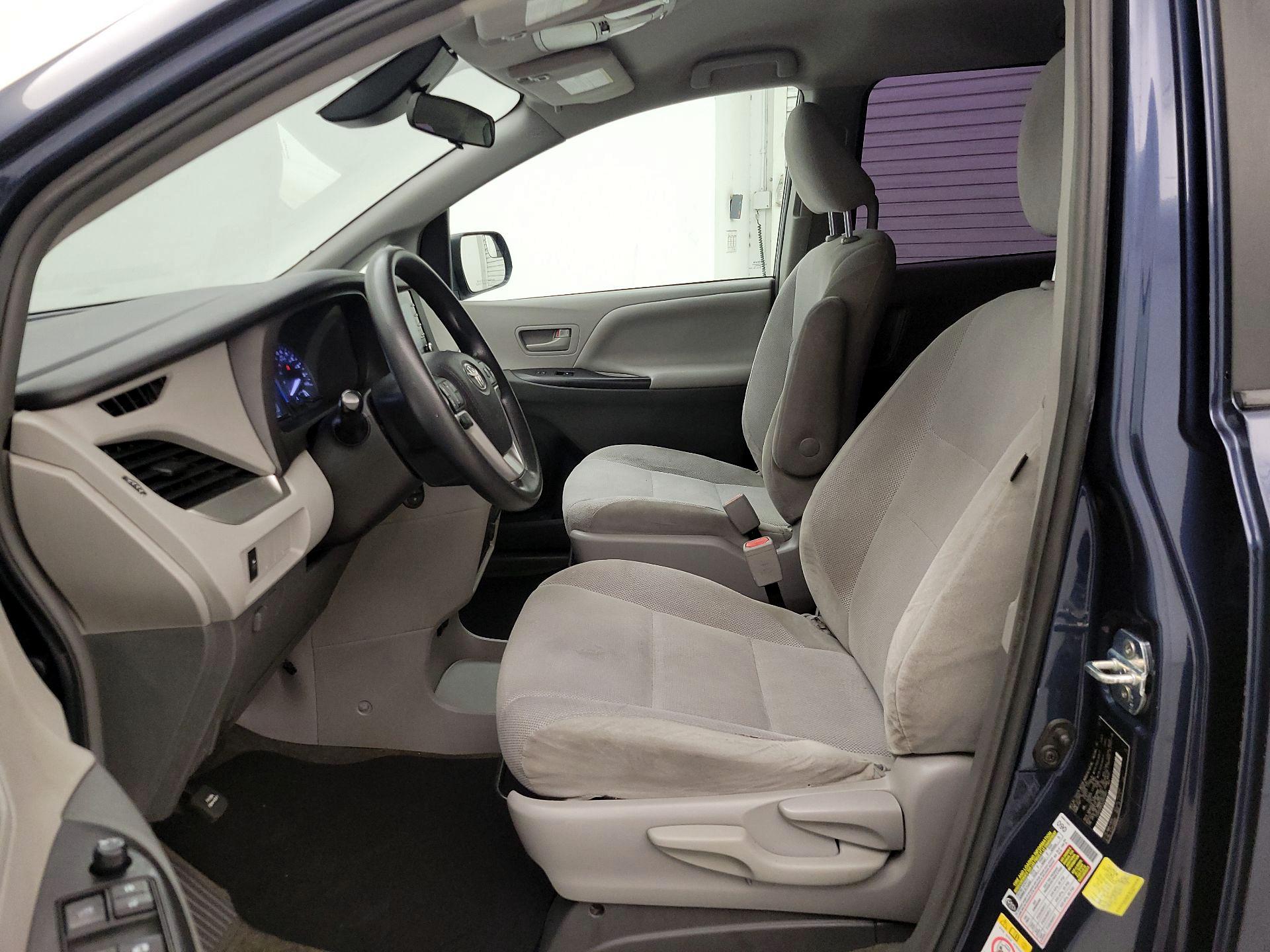 Thumbnail: 2018 Toyota Sienna - 9