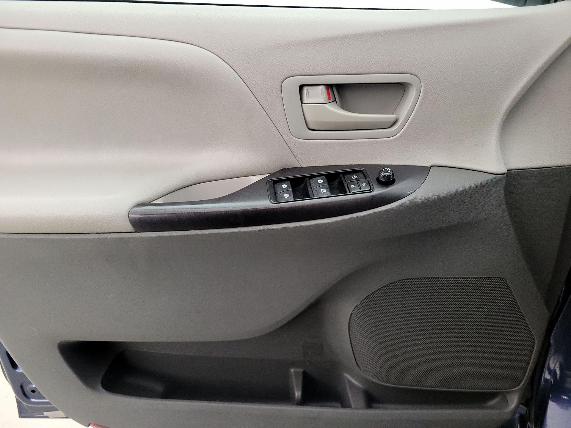 Thumbnail: 2018 Toyota Sienna - 10