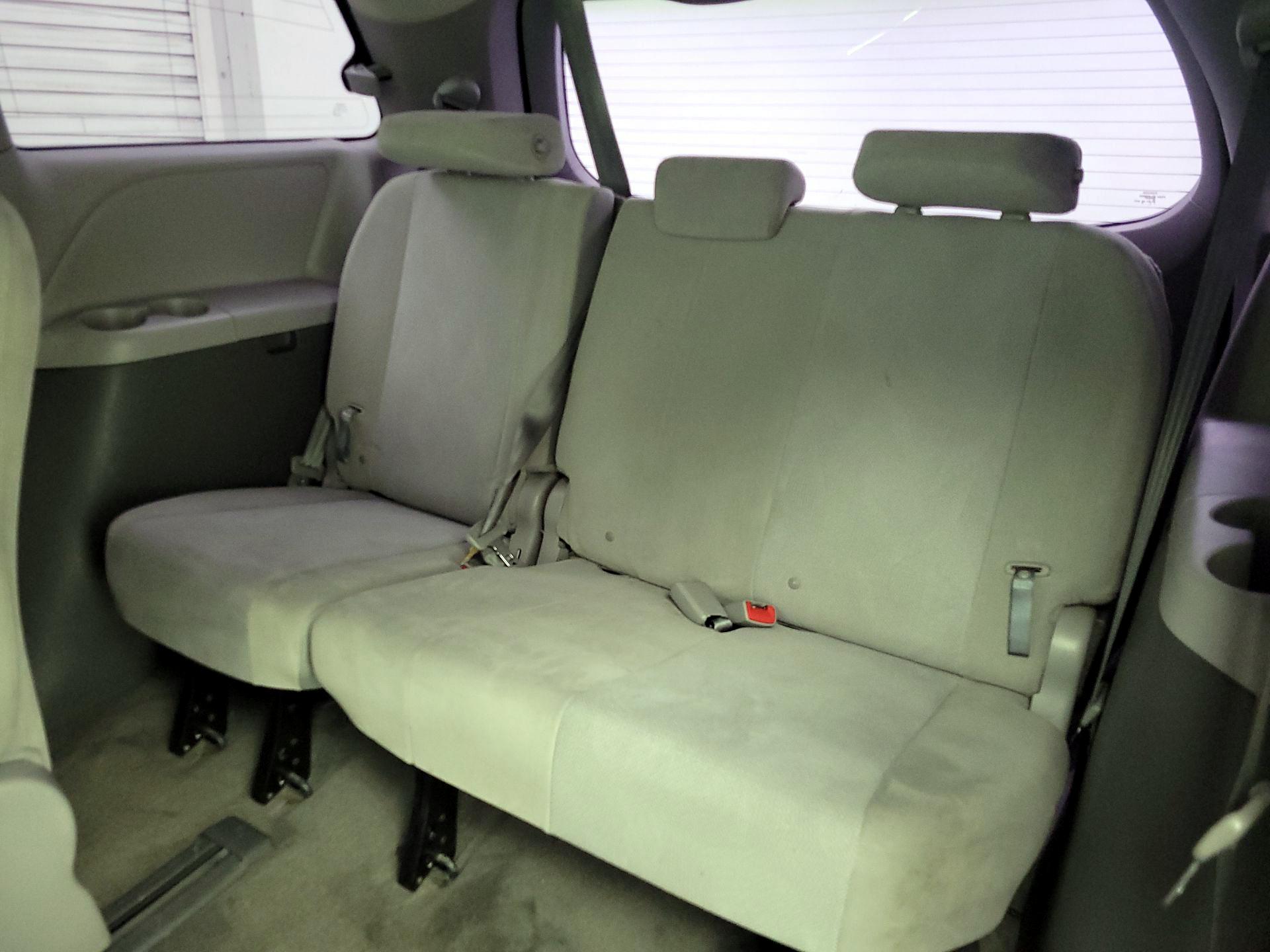 Thumbnail: 2018 Toyota Sienna - 18
