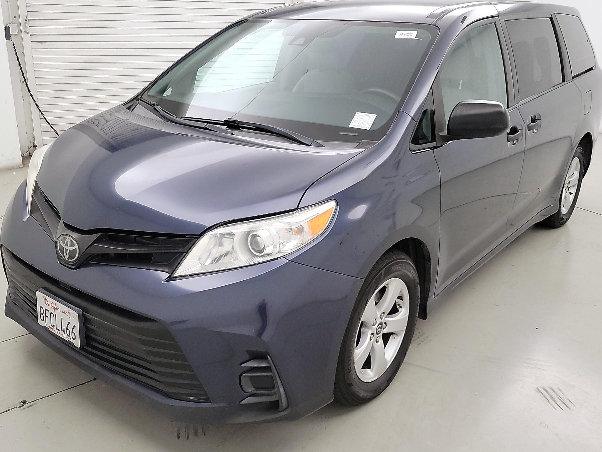Thumbnail: 2018 Toyota Sienna - 3