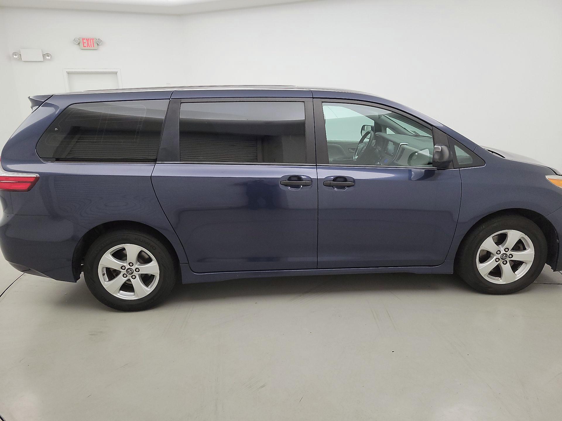 Thumbnail: 2018 Toyota Sienna - 4