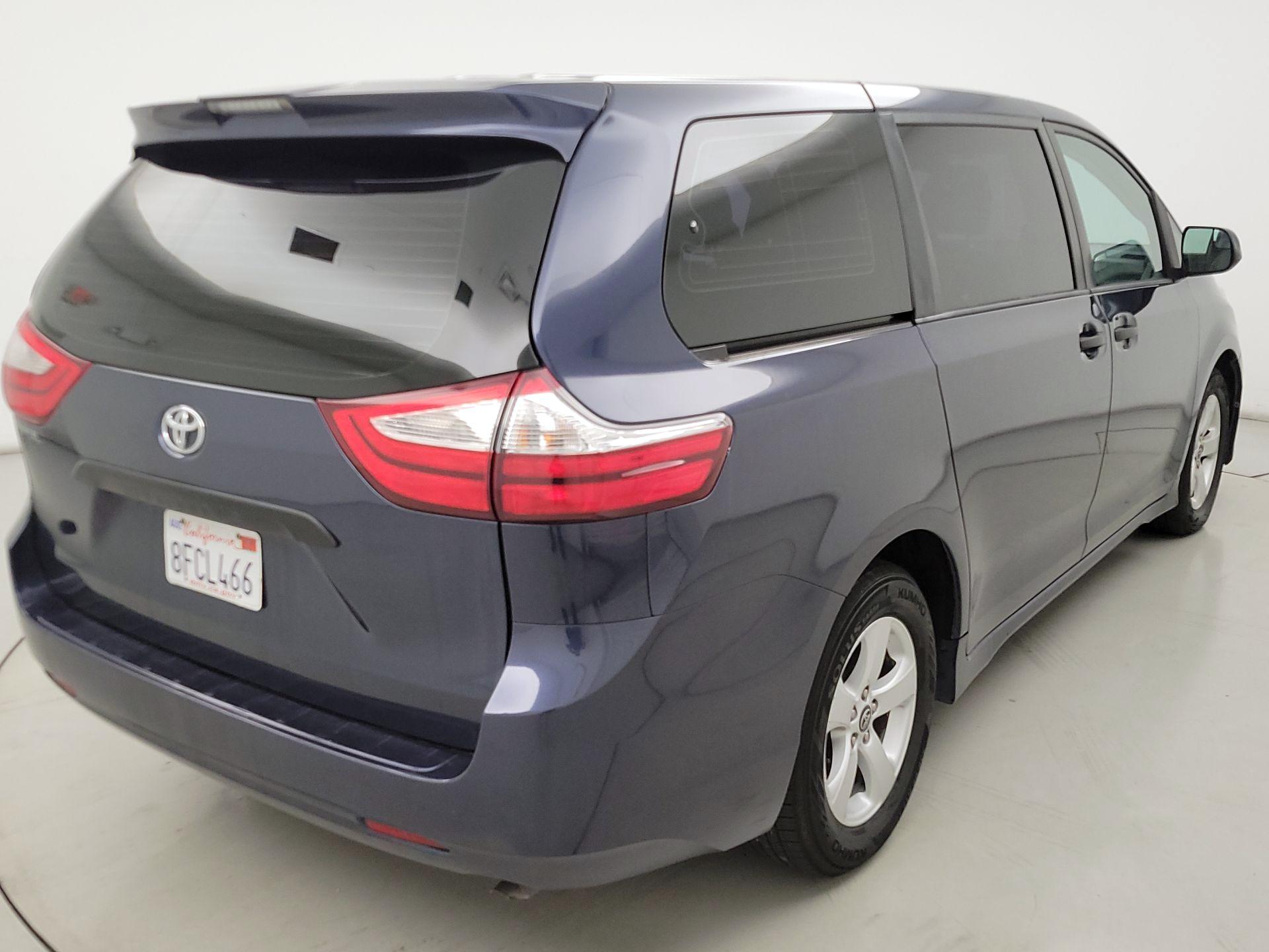 Thumbnail: 2018 Toyota Sienna - 5