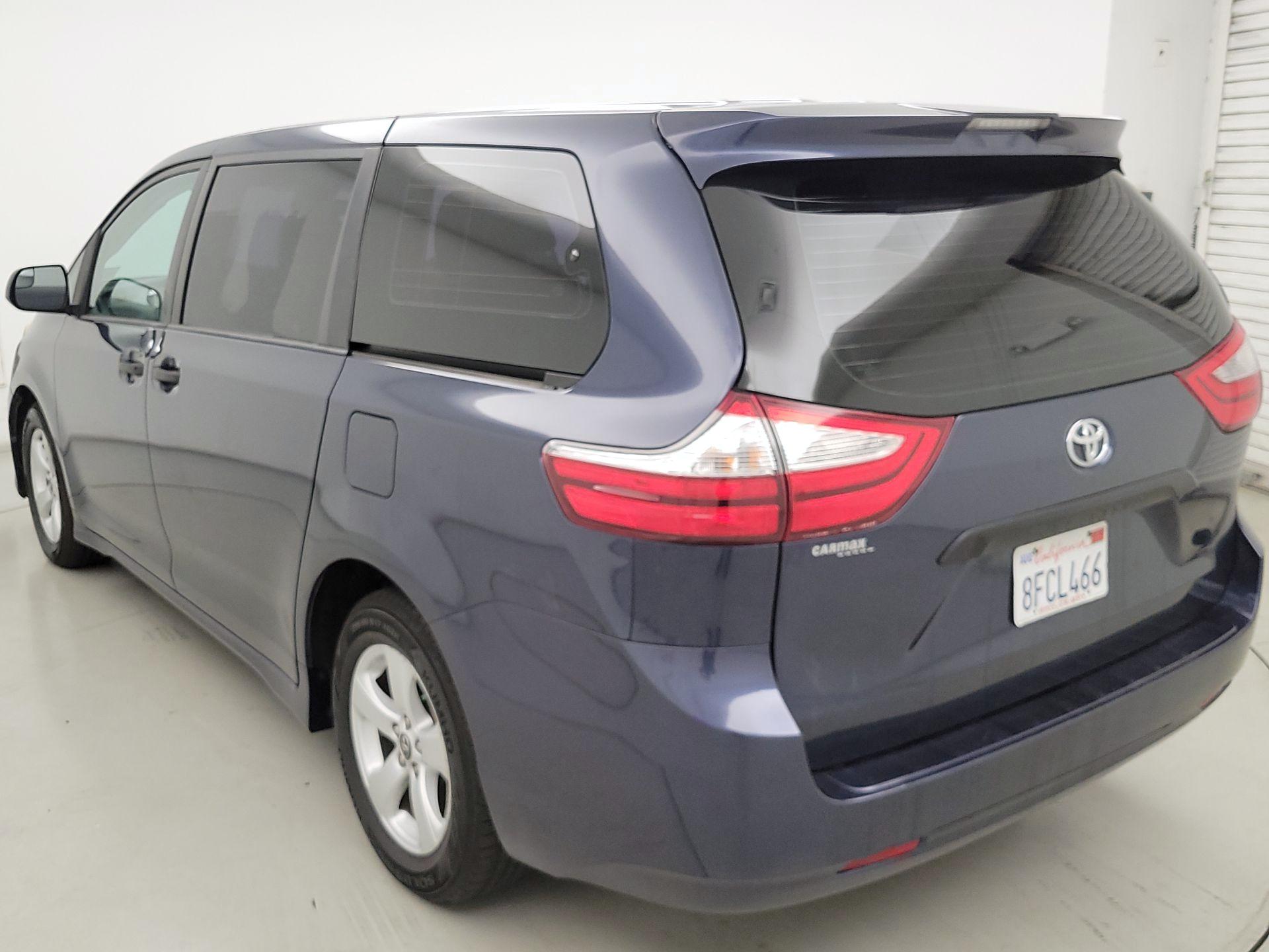 Thumbnail: 2018 Toyota Sienna - 7