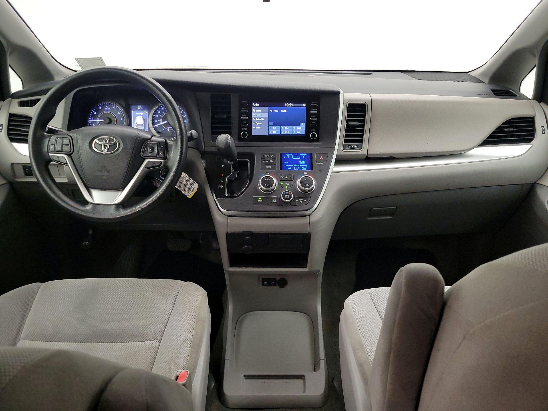 Thumbnail: 2018 Toyota Sienna - 8