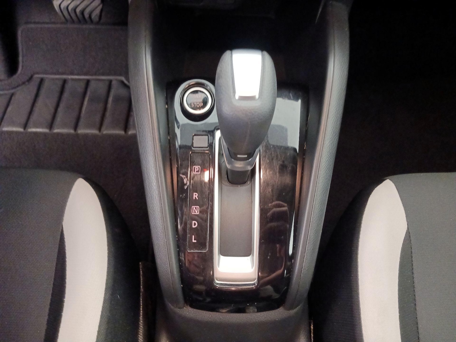 2021 Nissan Versa Sedan SV - Photo 17