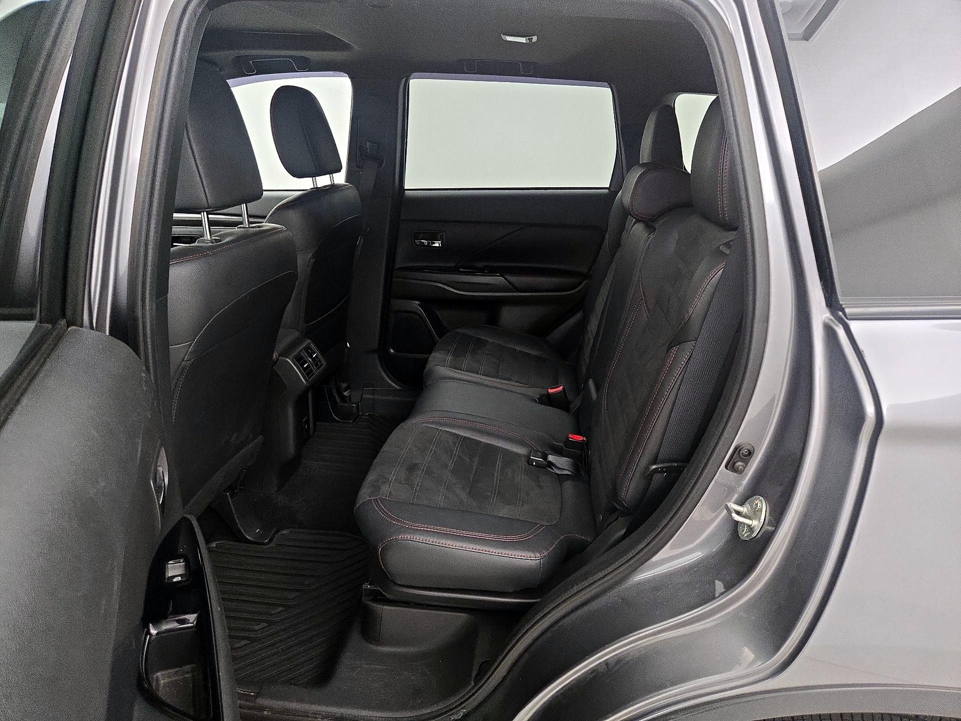 Thumbnail: 2020 Mitsubishi Outlander - 20