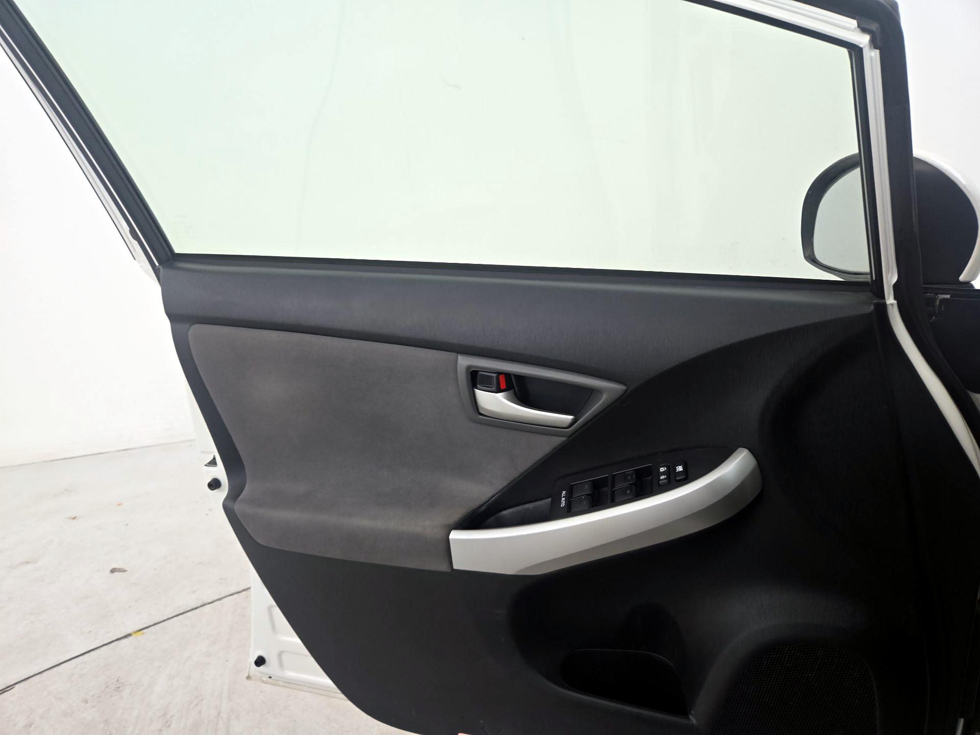 Thumbnail: 2015 Toyota Prius - 12