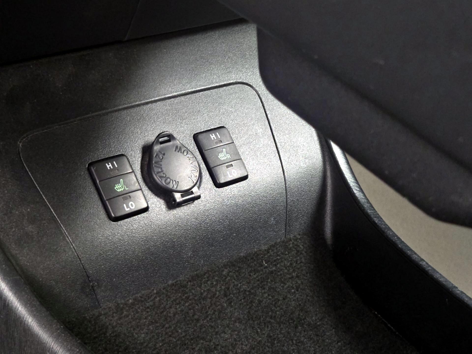 Thumbnail: 2015 Toyota Prius - 18
