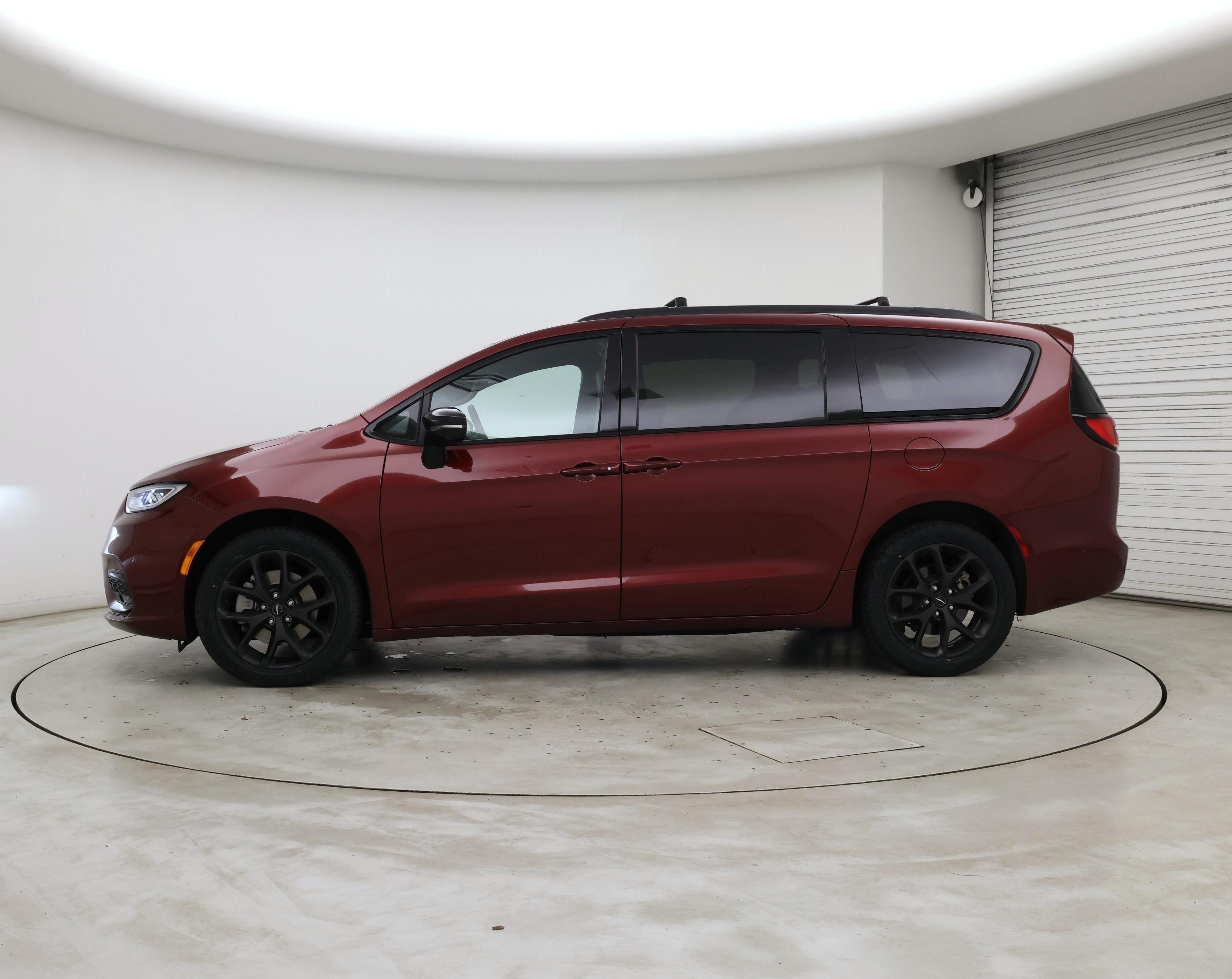 Thumbnail: 2023 Chrysler Pacifica - 3