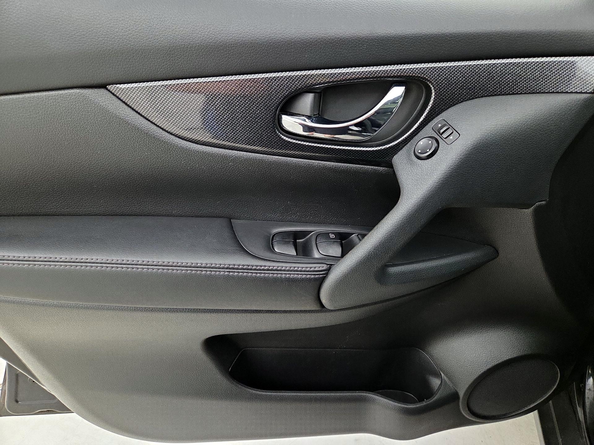 Thumbnail: 2016 Nissan Rogue - 12