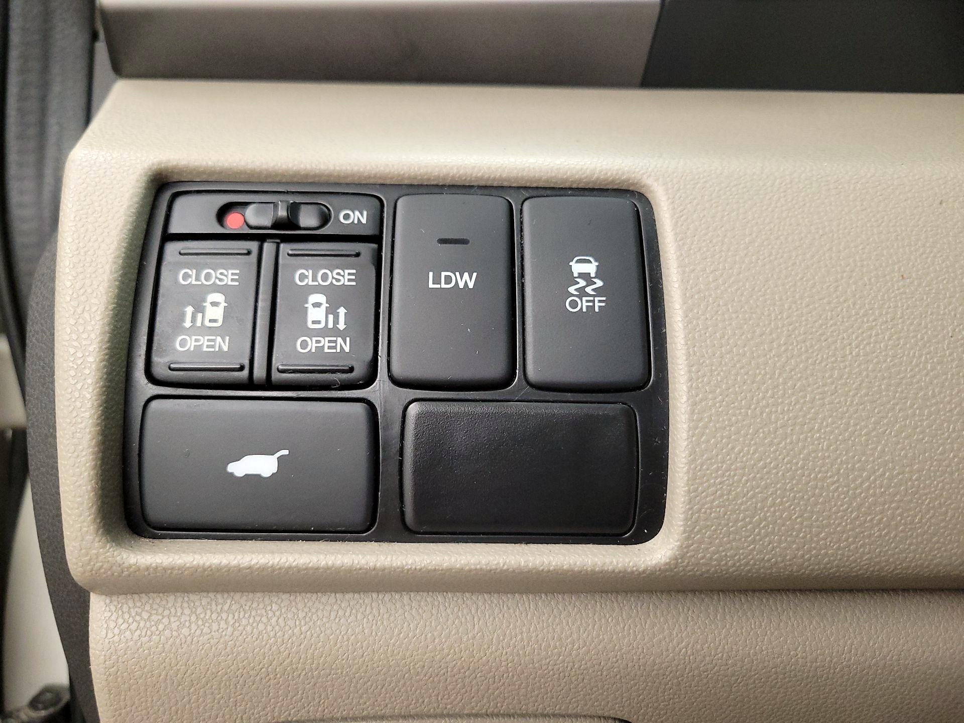 Thumbnail: 2015 Honda Odyssey - 13