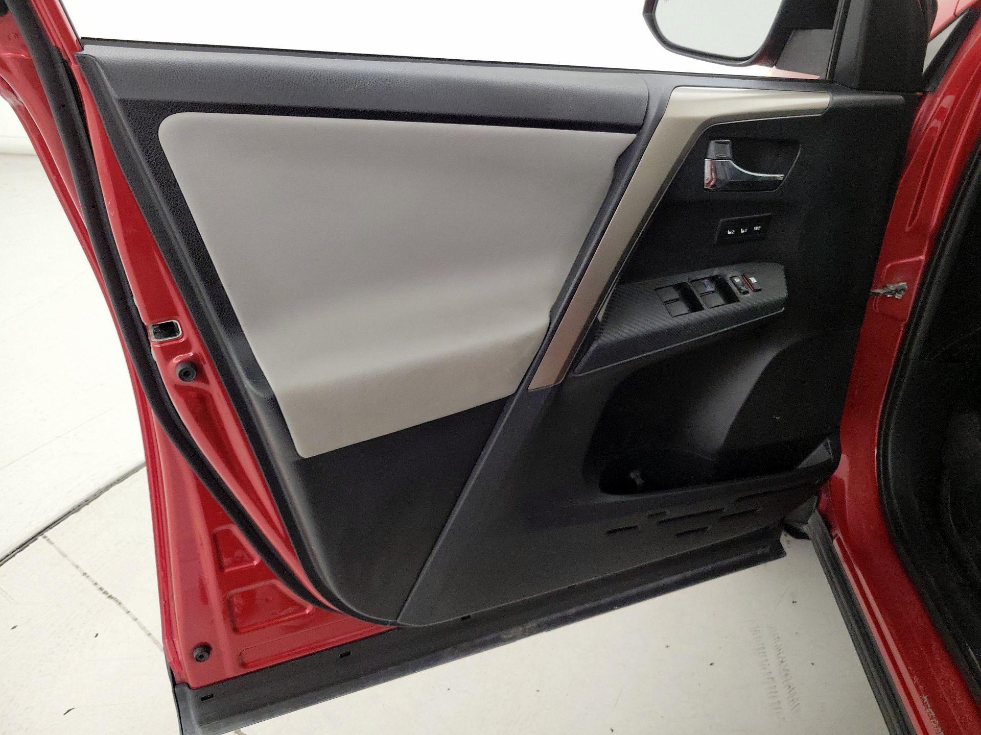 Thumbnail: 2015 Toyota RAV4 - 12