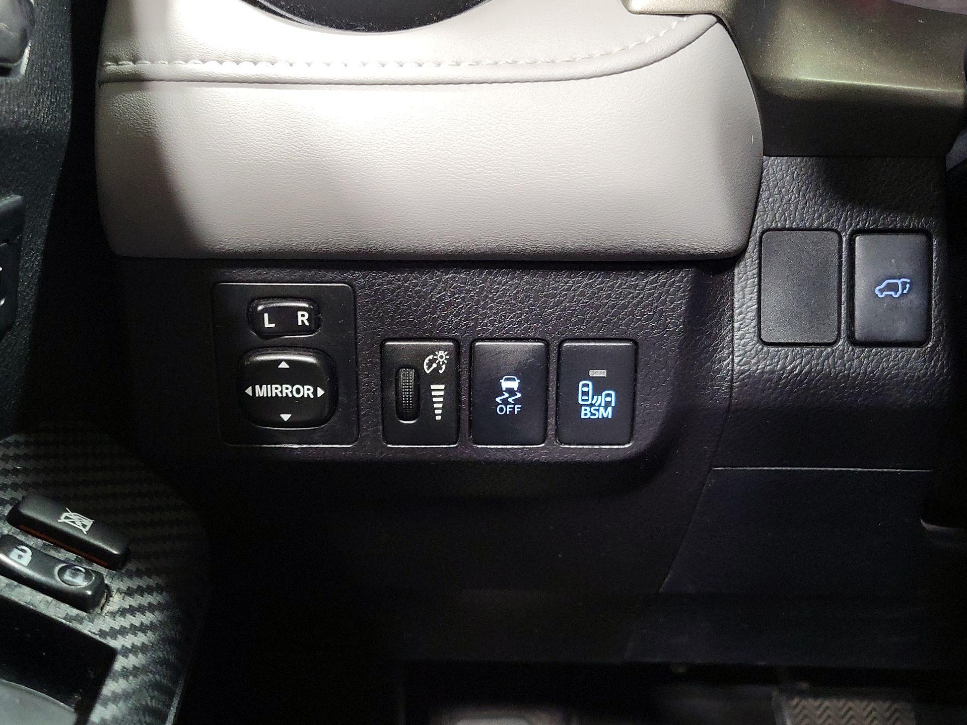 Thumbnail: 2015 Toyota RAV4 - 13
