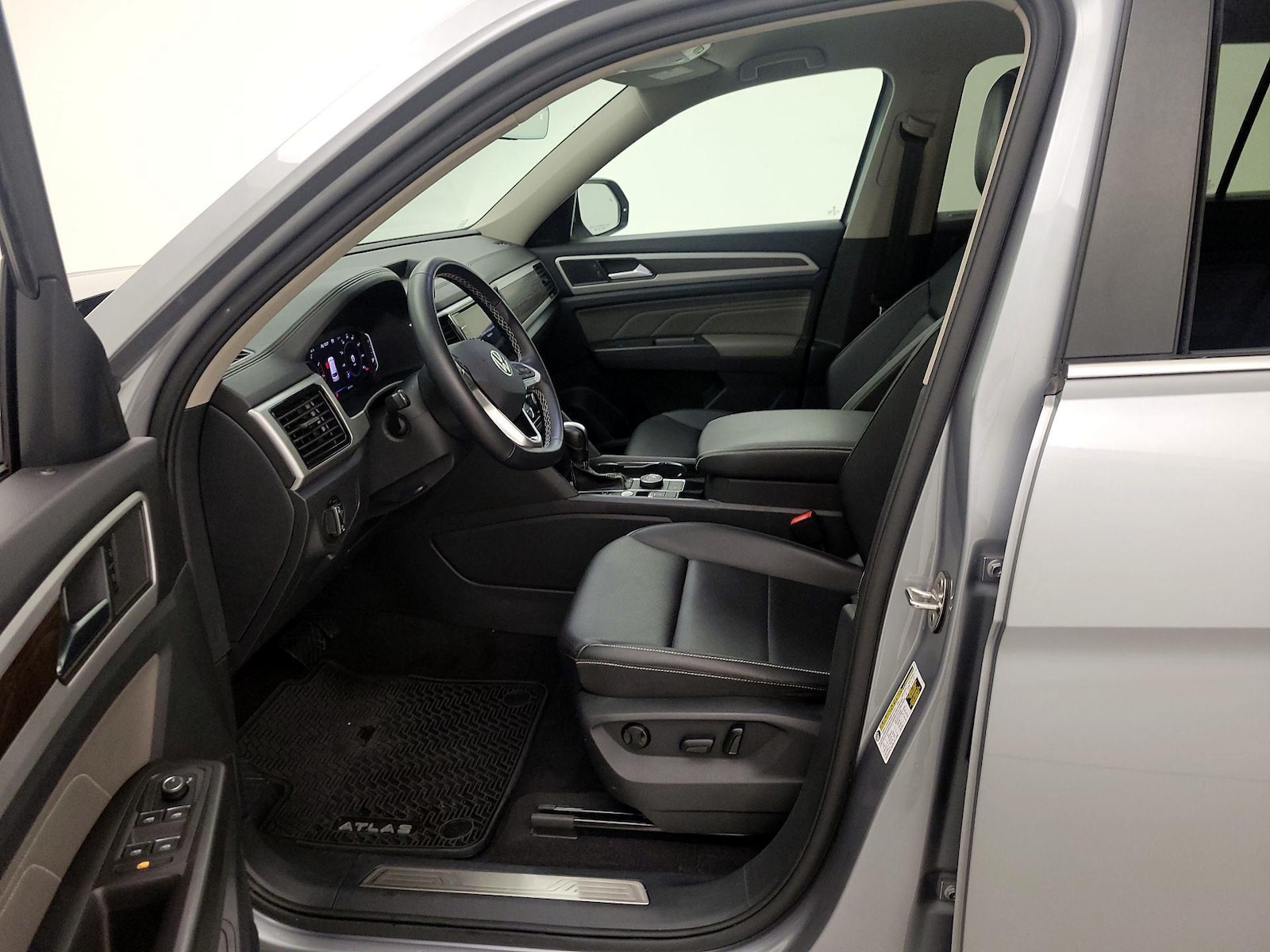 2023 Volkswagen Atlas SE w/Tech - Photo 12