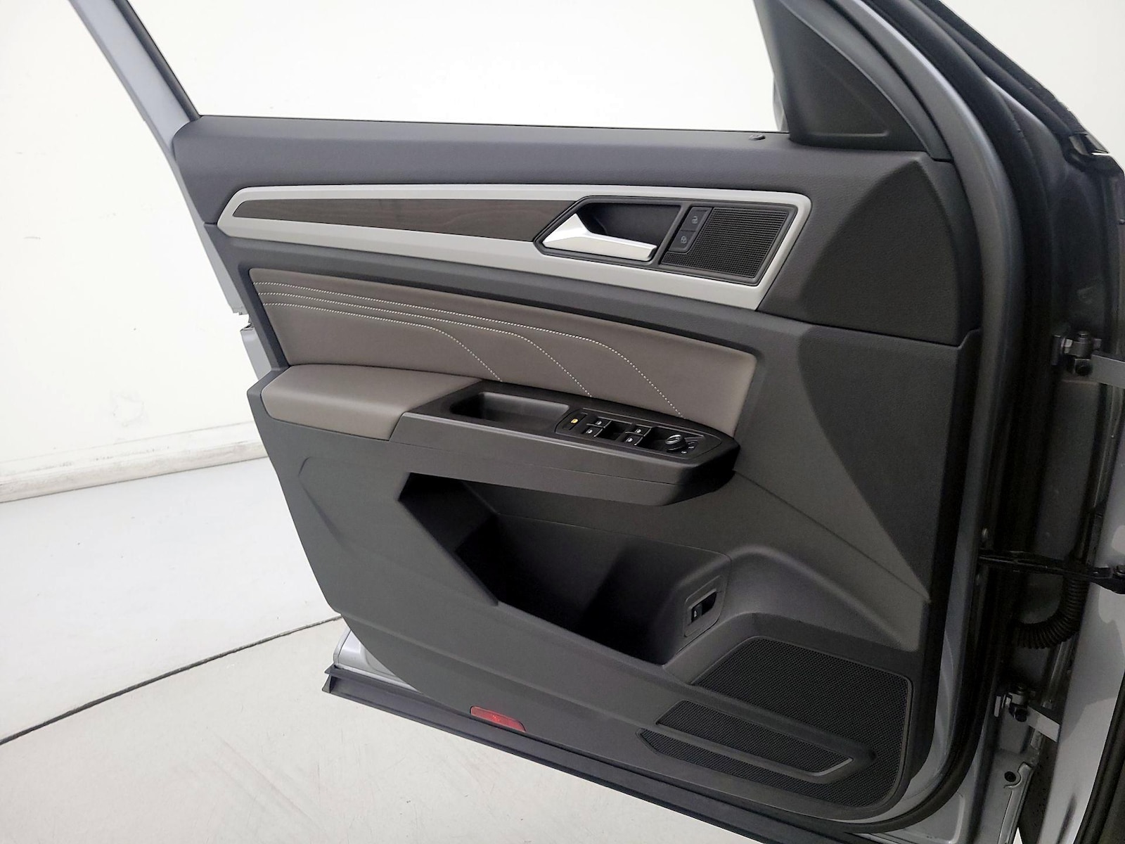 2023 Volkswagen Atlas SE w/Tech - Photo 13