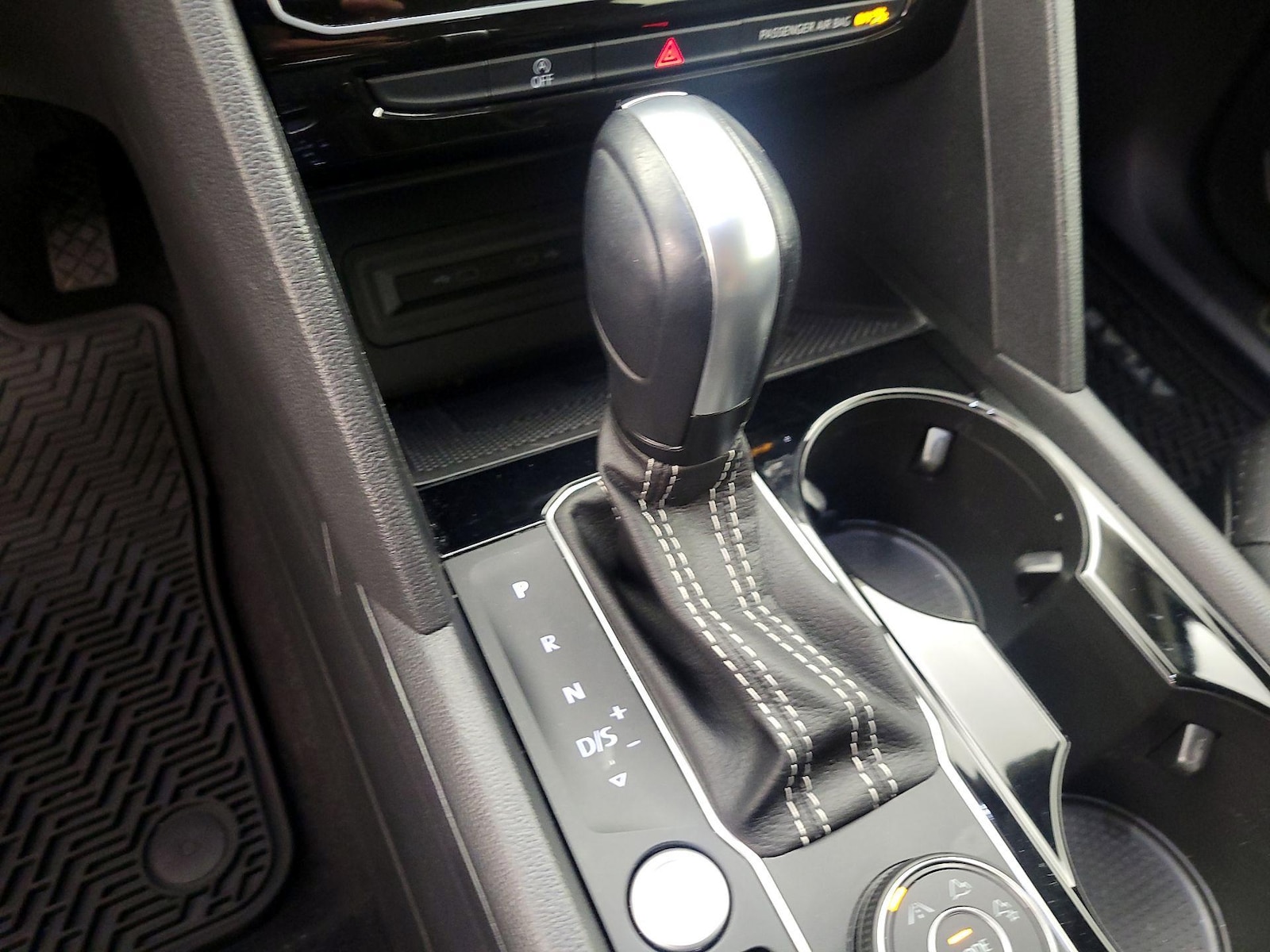 2023 Volkswagen Atlas SE w/Tech - Photo 18