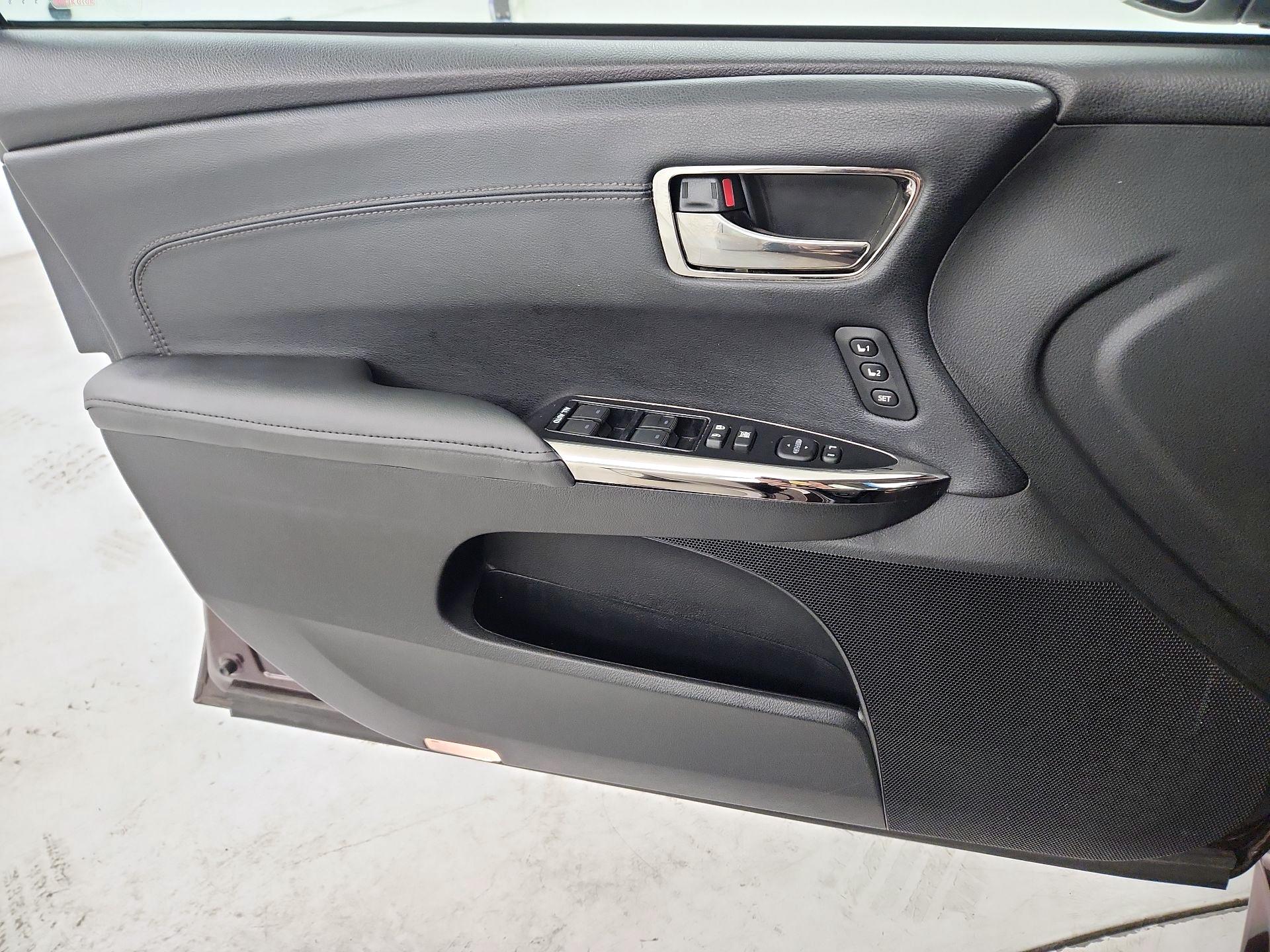 Thumbnail: 2014 Toyota Avalon - 10