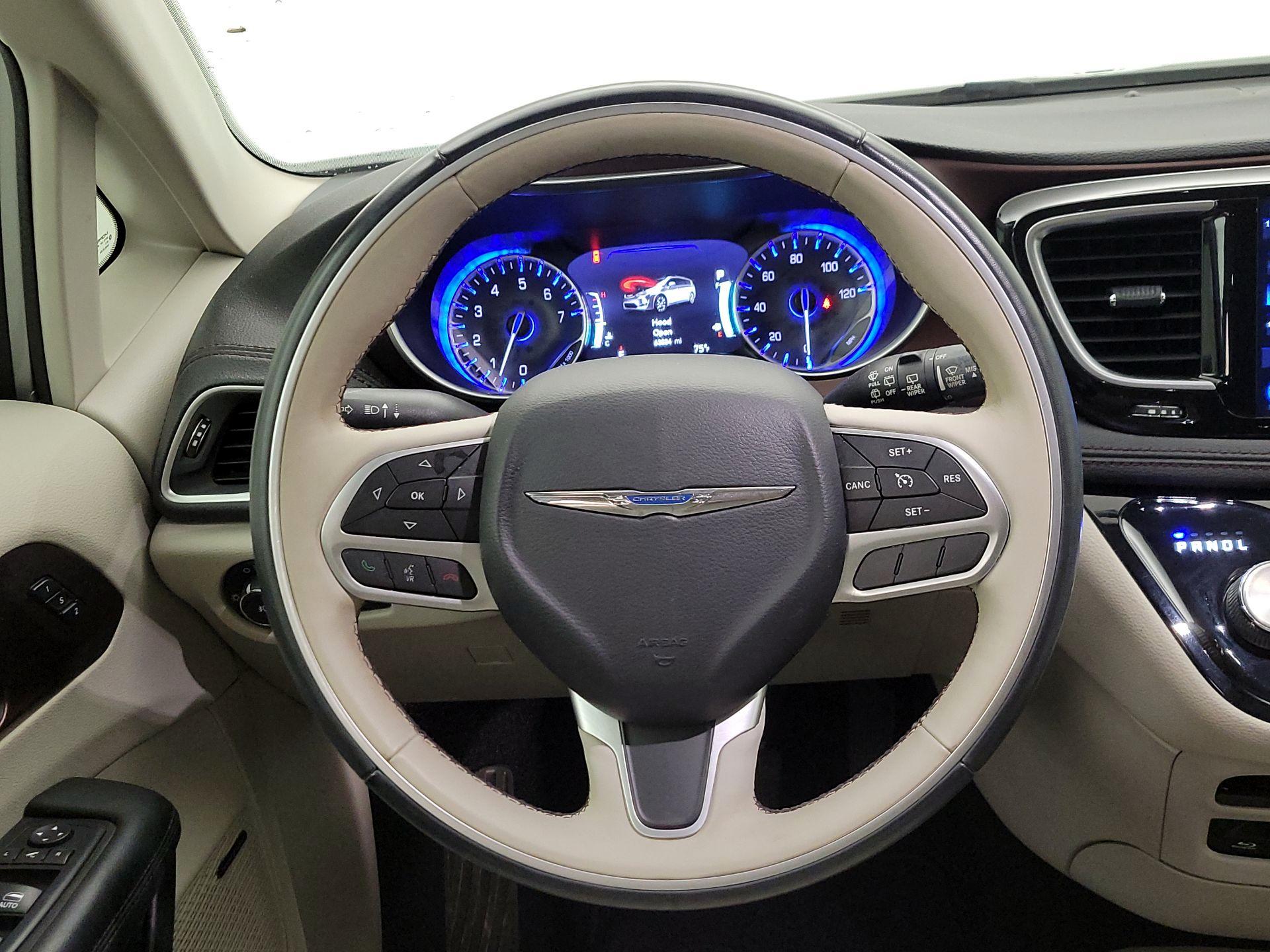 Thumbnail: 2017 Chrysler Pacifica - 10