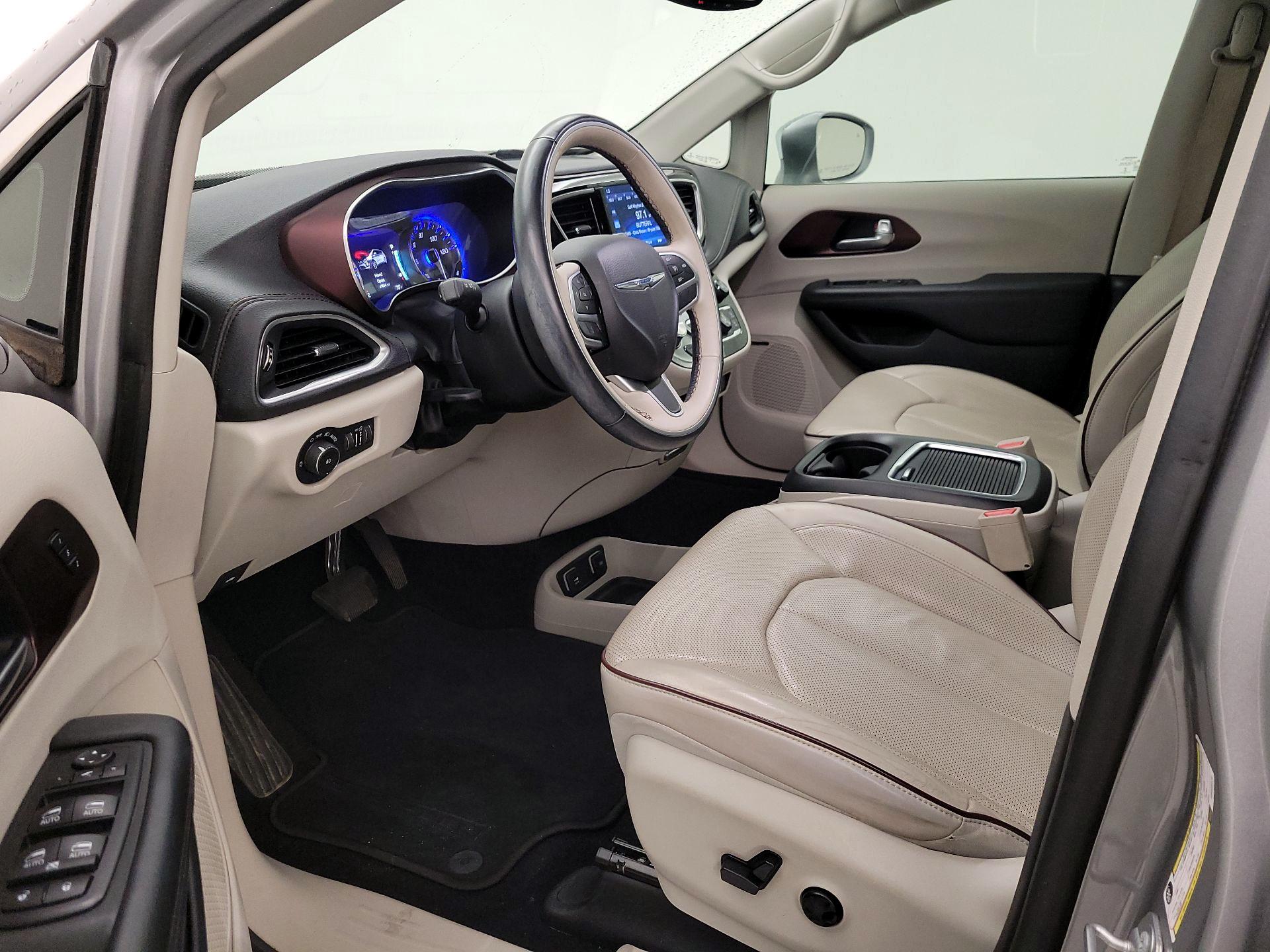 Thumbnail: 2017 Chrysler Pacifica - 11