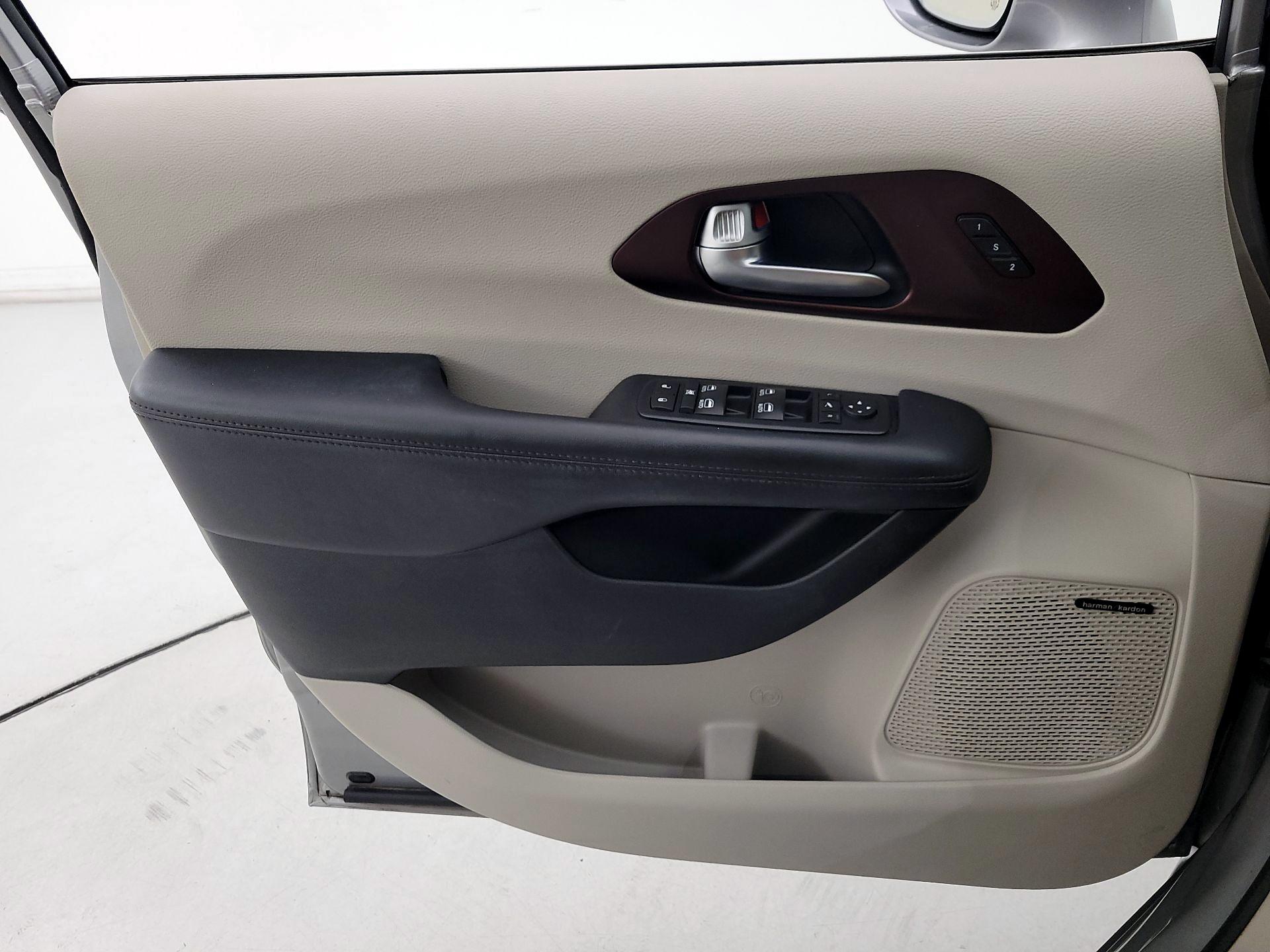 Thumbnail: 2017 Chrysler Pacifica - 12