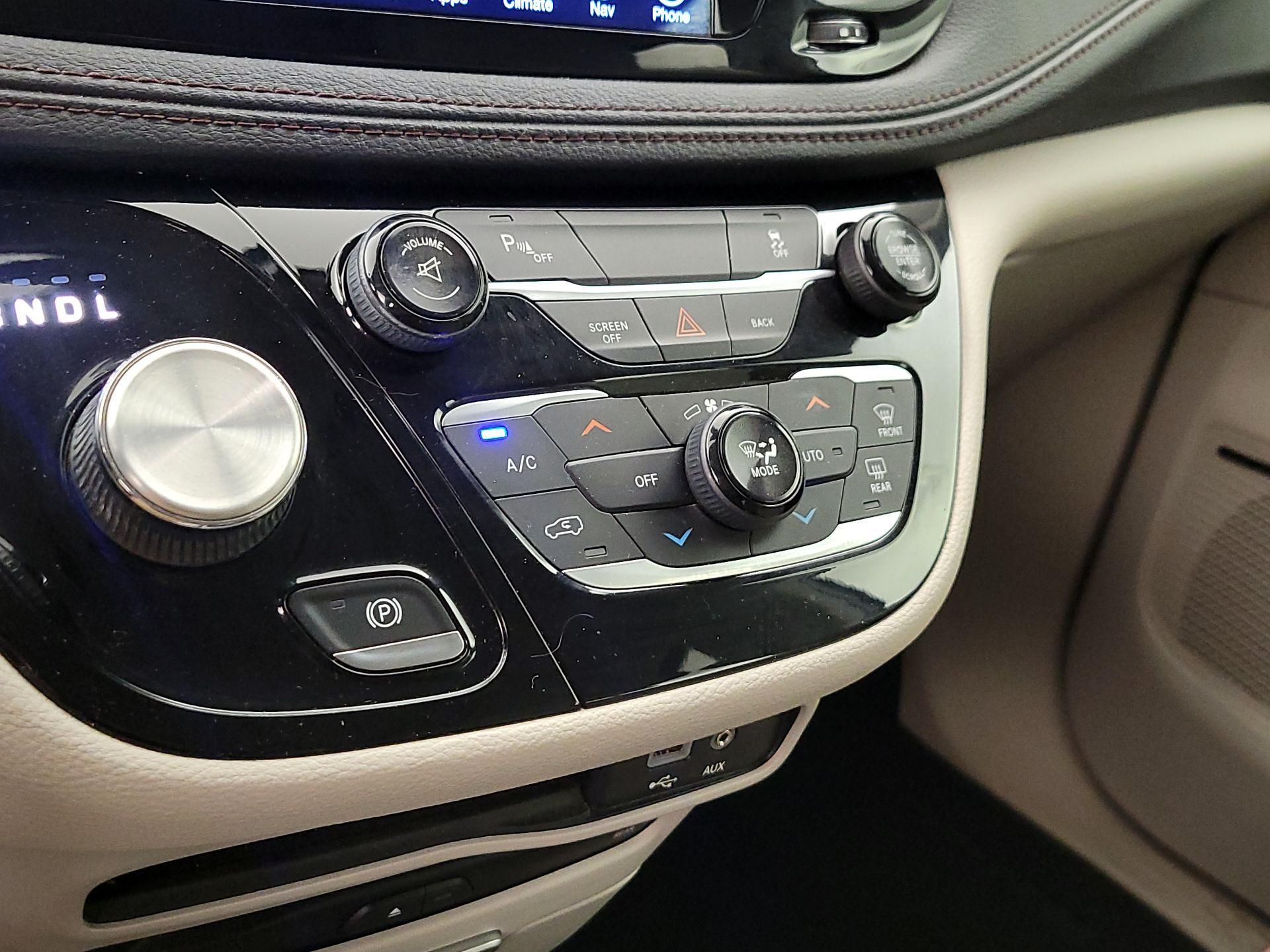 Thumbnail: 2017 Chrysler Pacifica - 17