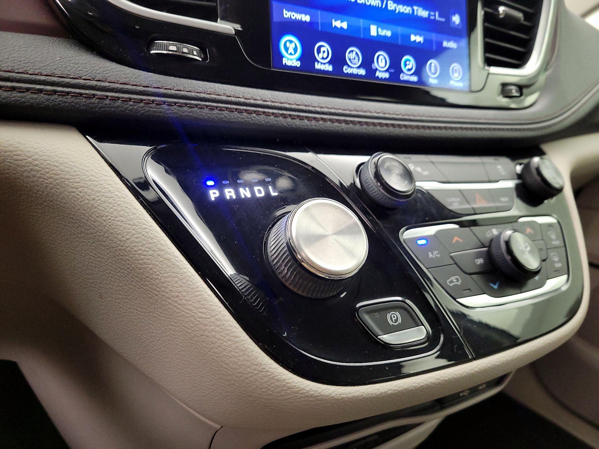 Thumbnail: 2017 Chrysler Pacifica - 18